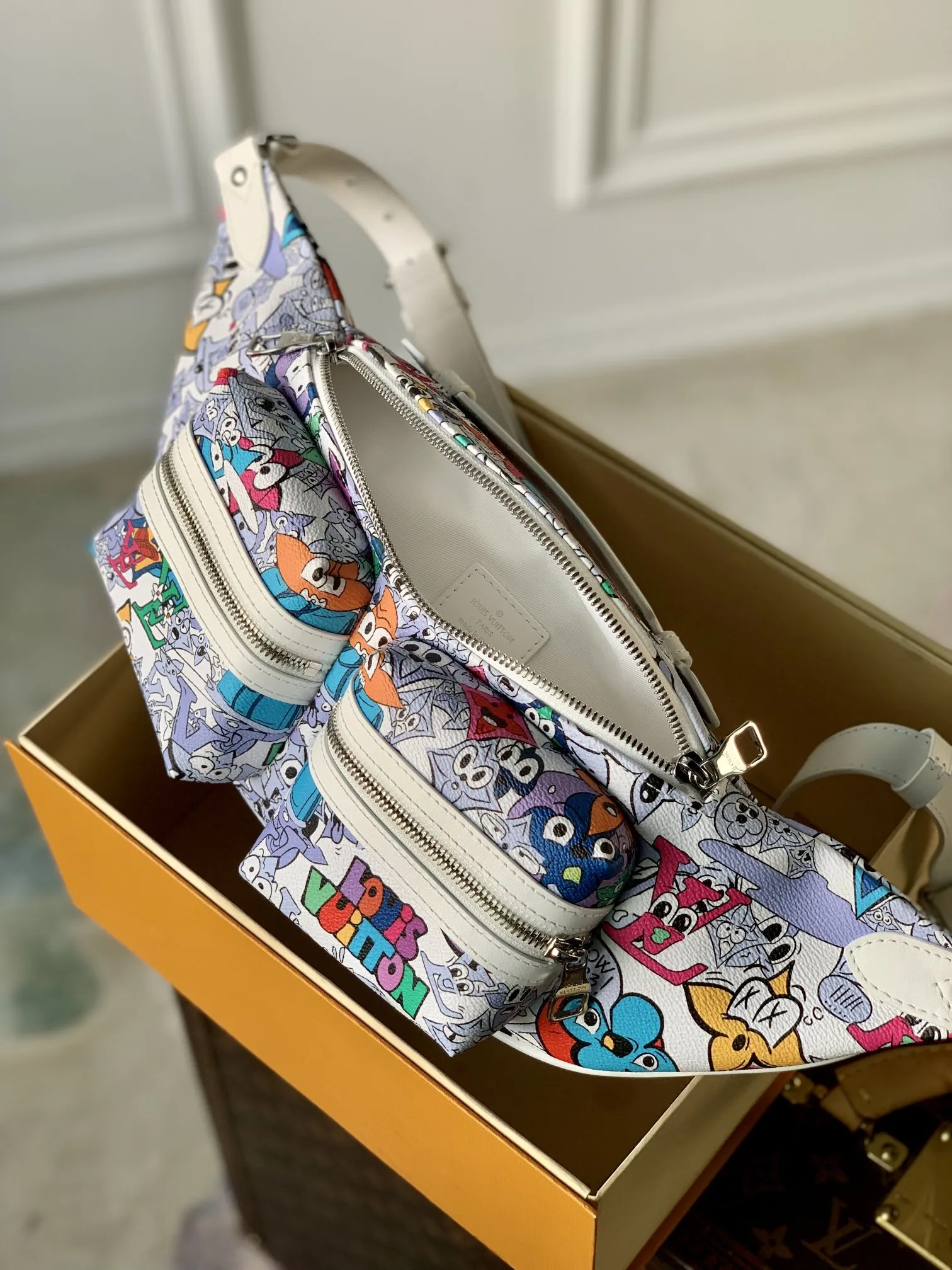 LOUIS VUITTON ダミエグラファイト ファニーパック 白花 - 画像 (8)