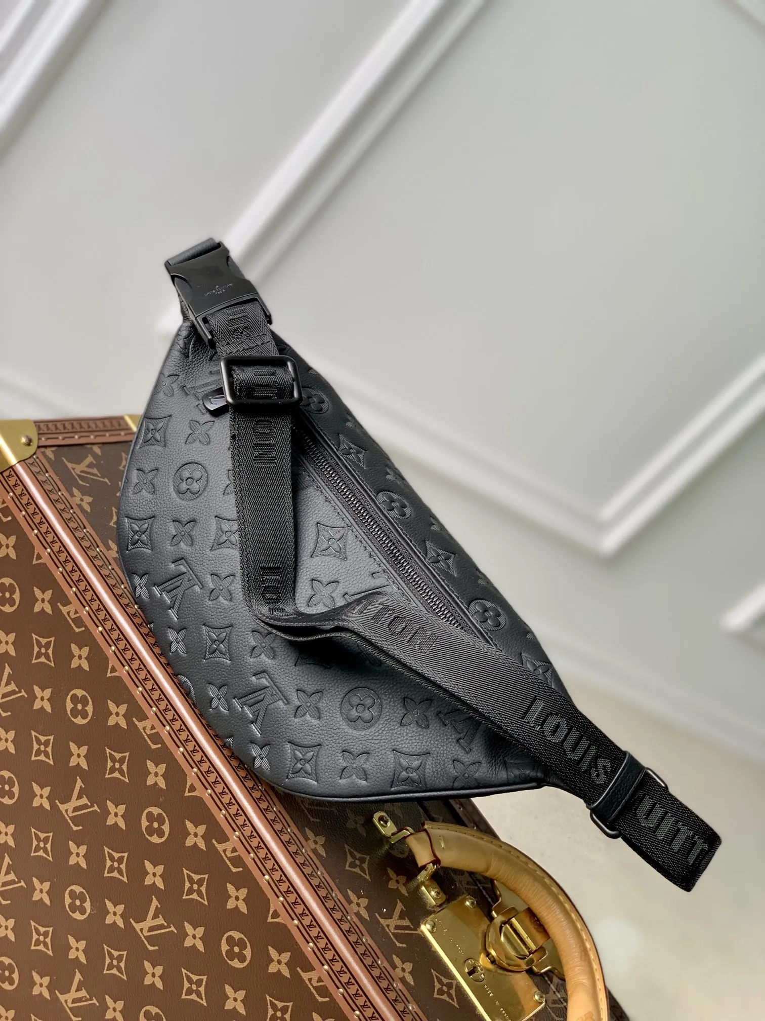 Louis Vuitton Discovery ファニーパック ブラック Monogram Shadow - 画像 (3)