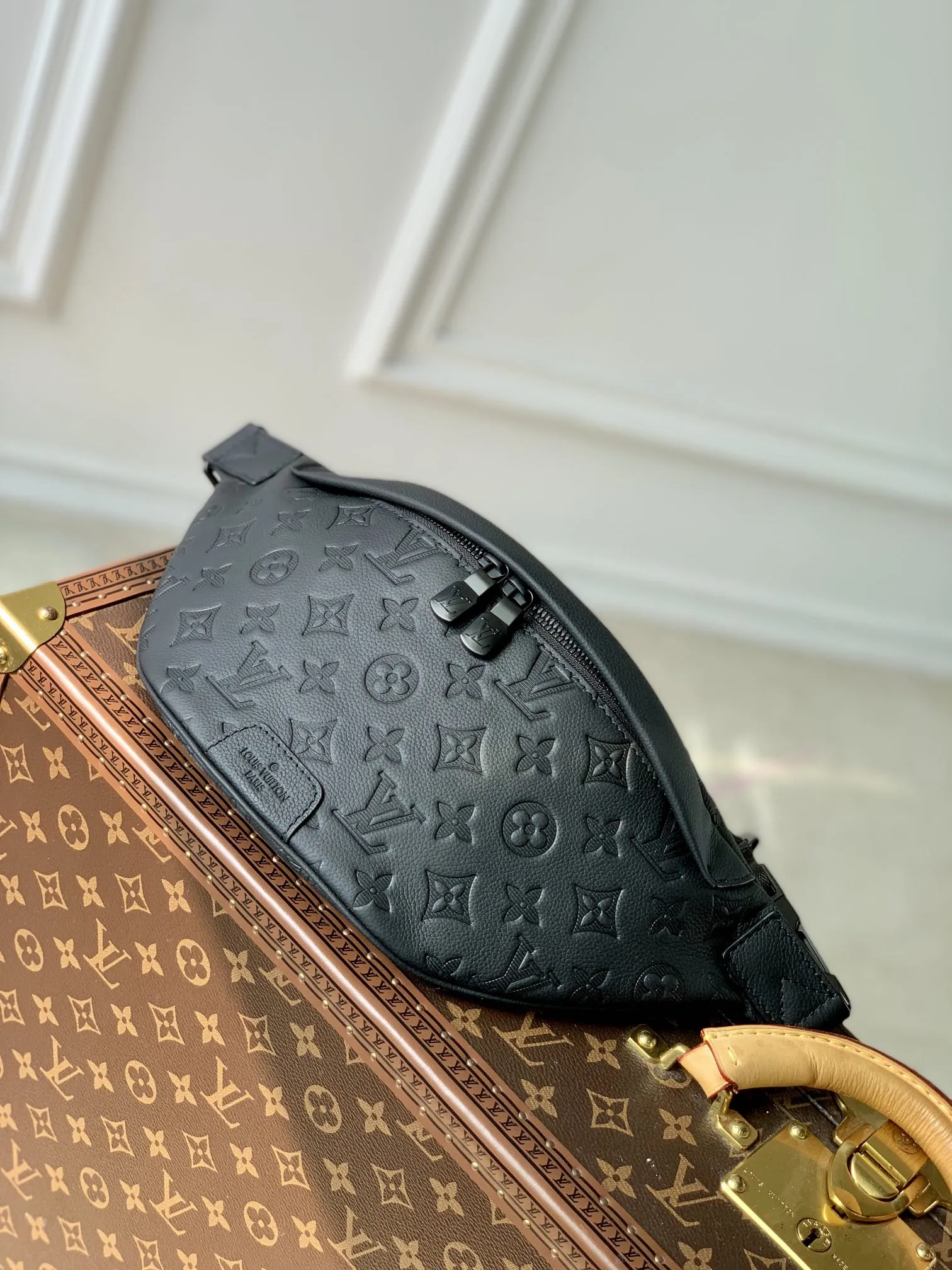 Louis Vuitton Discovery ファニーパック ブラック Monogram Shadow - 画像 (4)