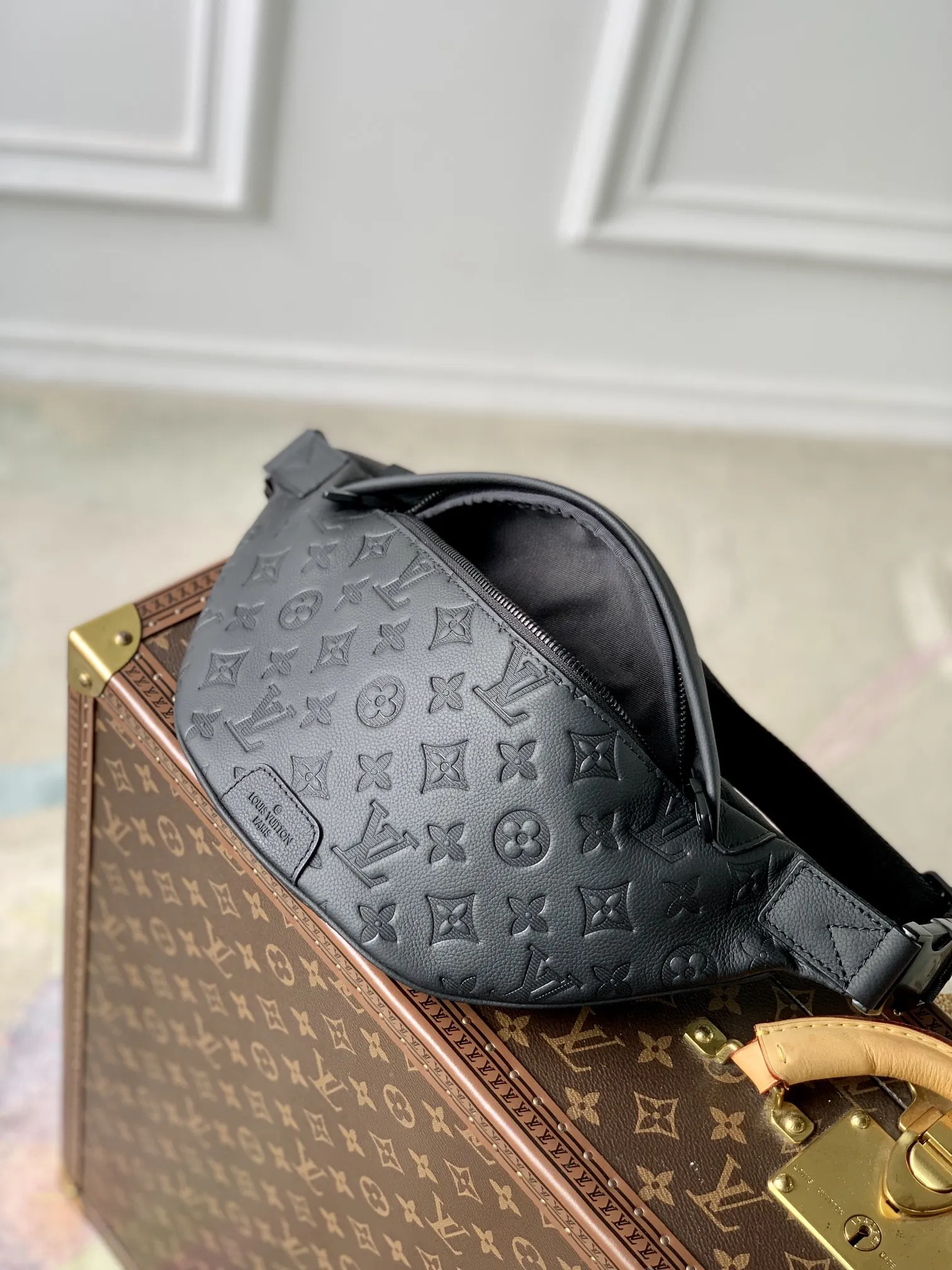 Louis Vuitton Discovery ファニーパック ブラック Monogram Shadow - 画像 (9)