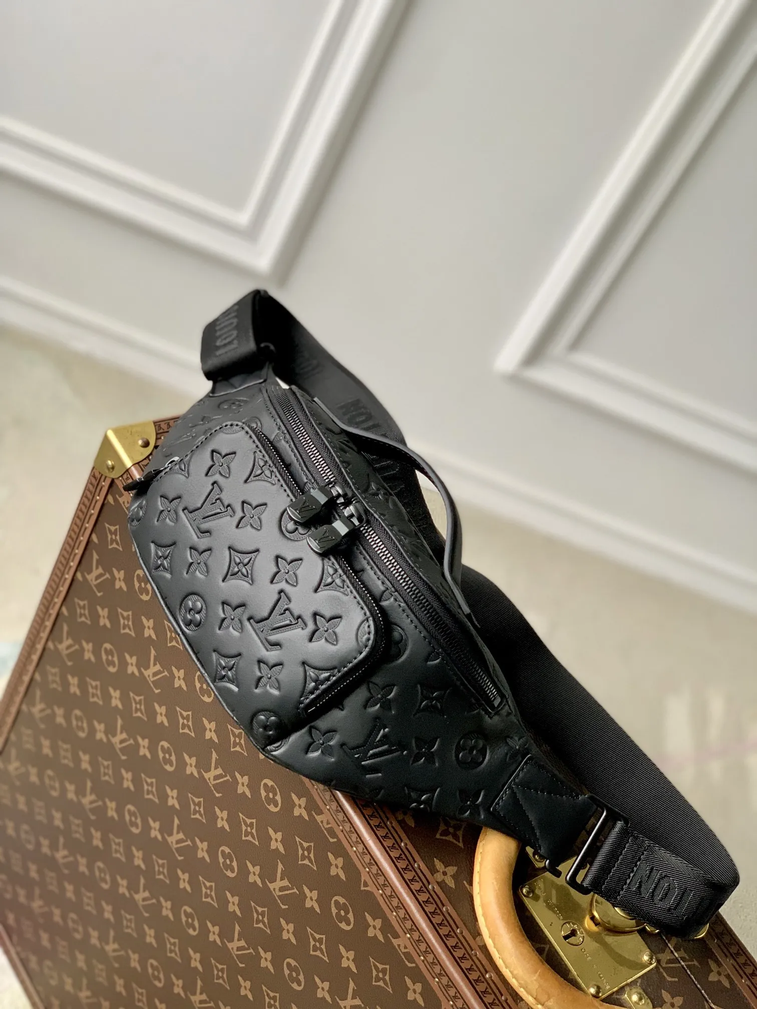 Louis Vuitton 黒 Monogram Shadow ファニーパック - 画像 (3)