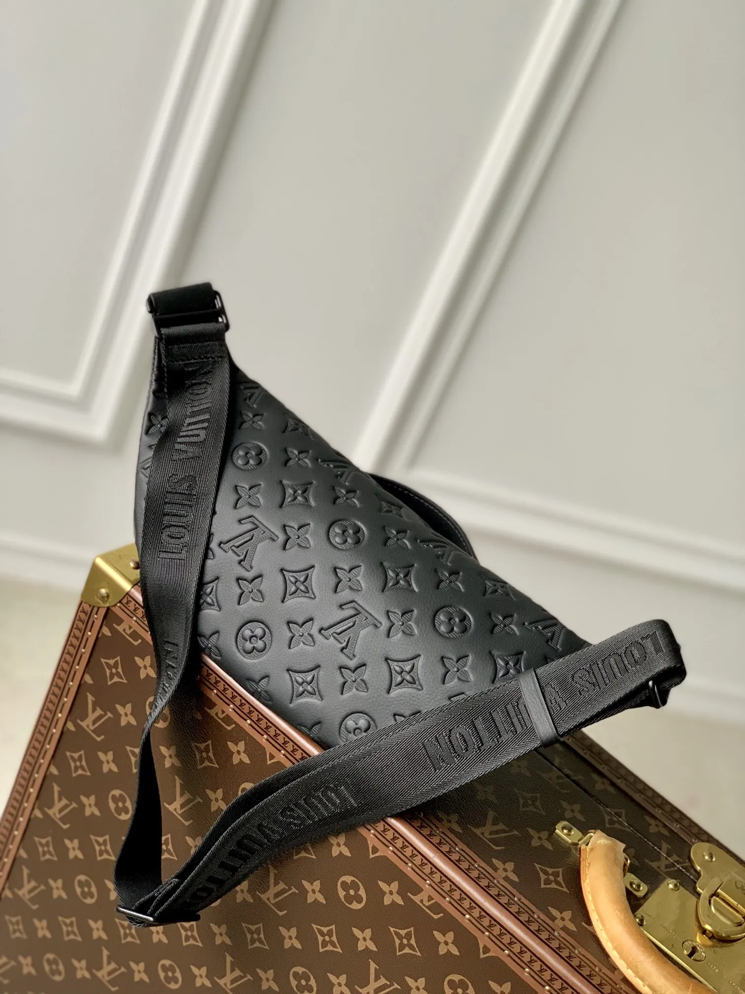 Louis Vuitton 黒 Monogram Shadow ファニーパック - 画像 (4)