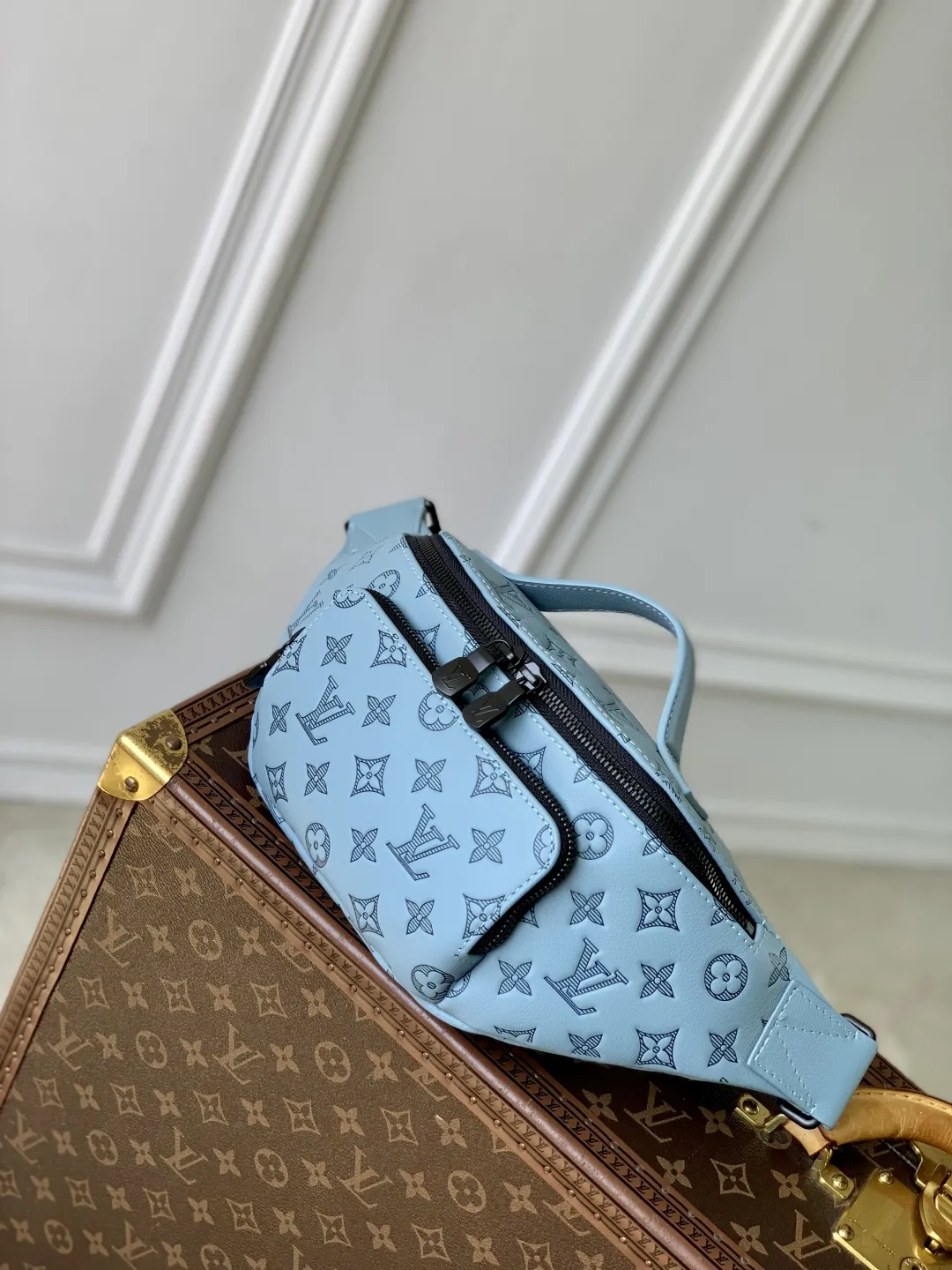 Louis Vuitton 氷青 Monogram Shadow ファニーパック - 画像 (3)