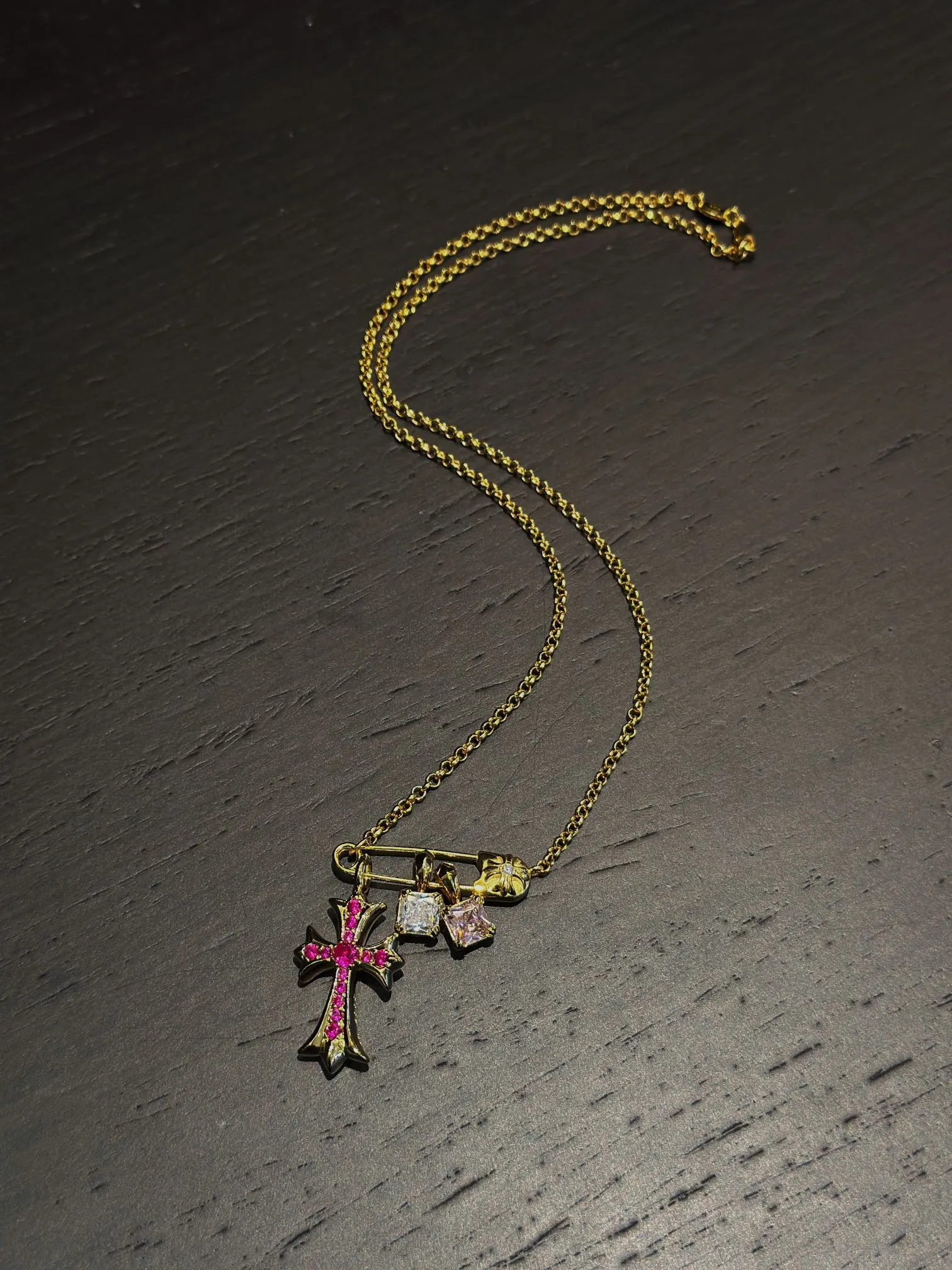 Chrome Hearts ゴールドピンククロスネックレス - 画像 (7)