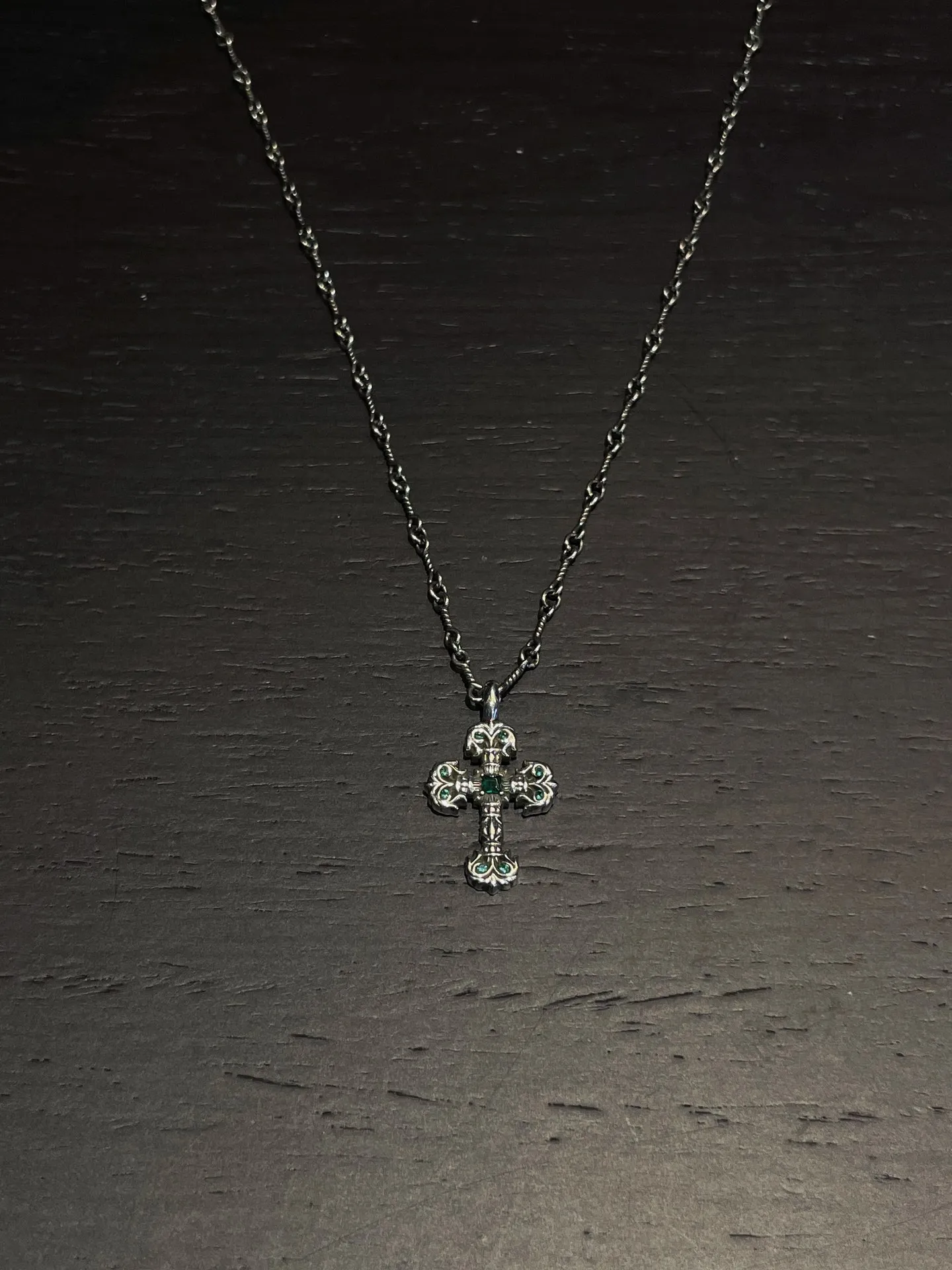 Chrome Hearts 緑ダイヤミニ炎十字架ネックレス - 画像 (5)