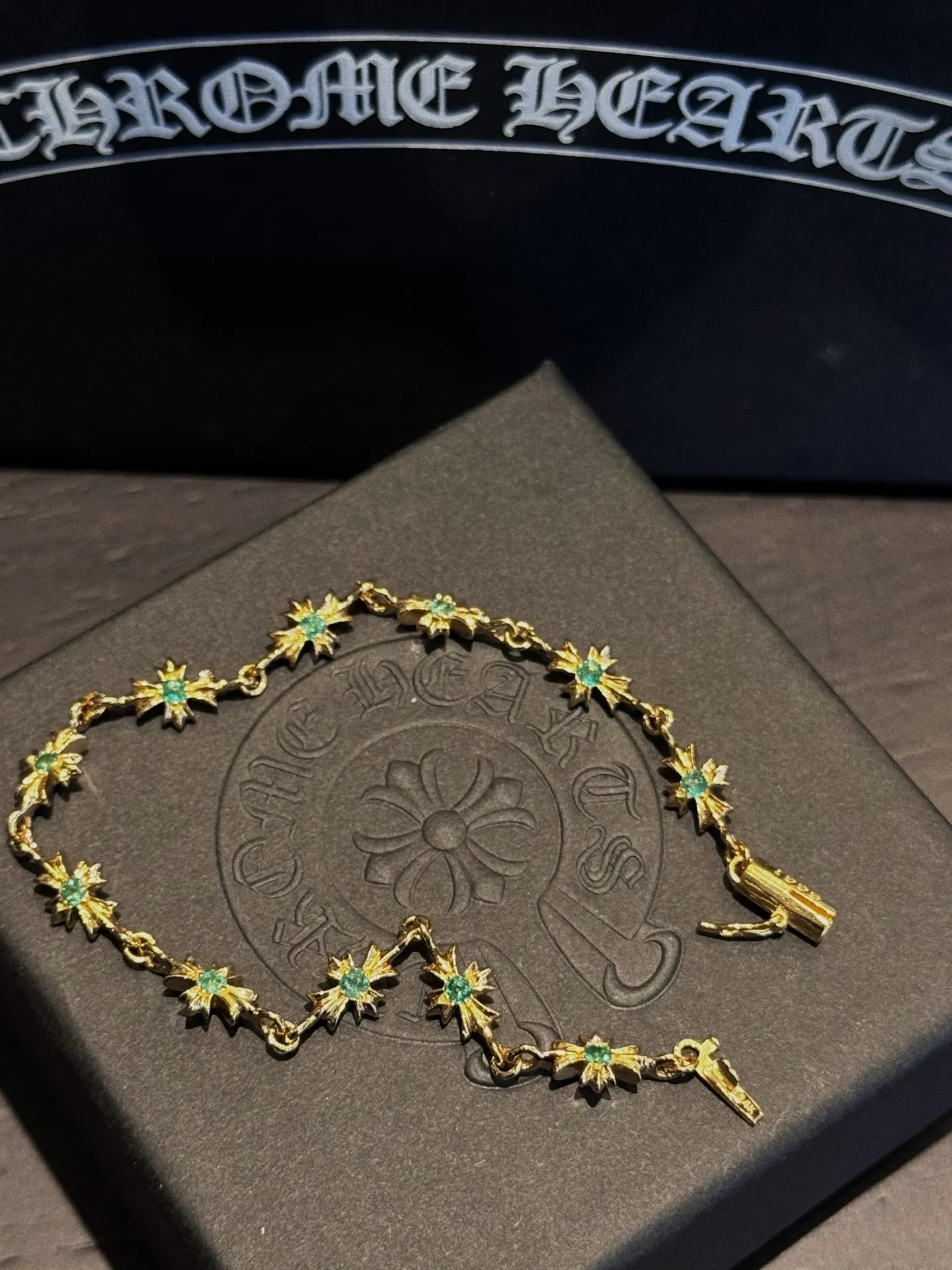 CHROME HEARTS 22K エメラルド十字ブレスレット - 画像 (3)