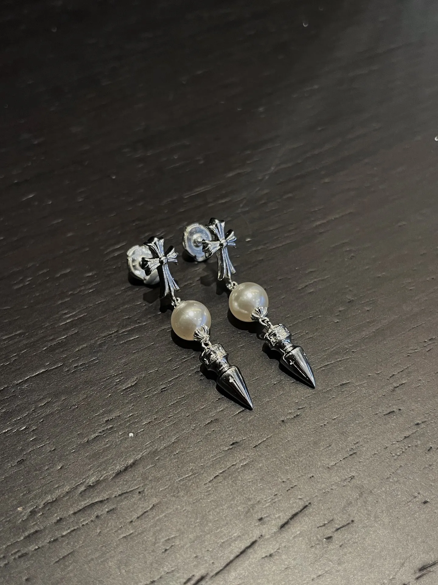 Chrome Hearts x Mikimoto シルバーとパール十字架イヤリング