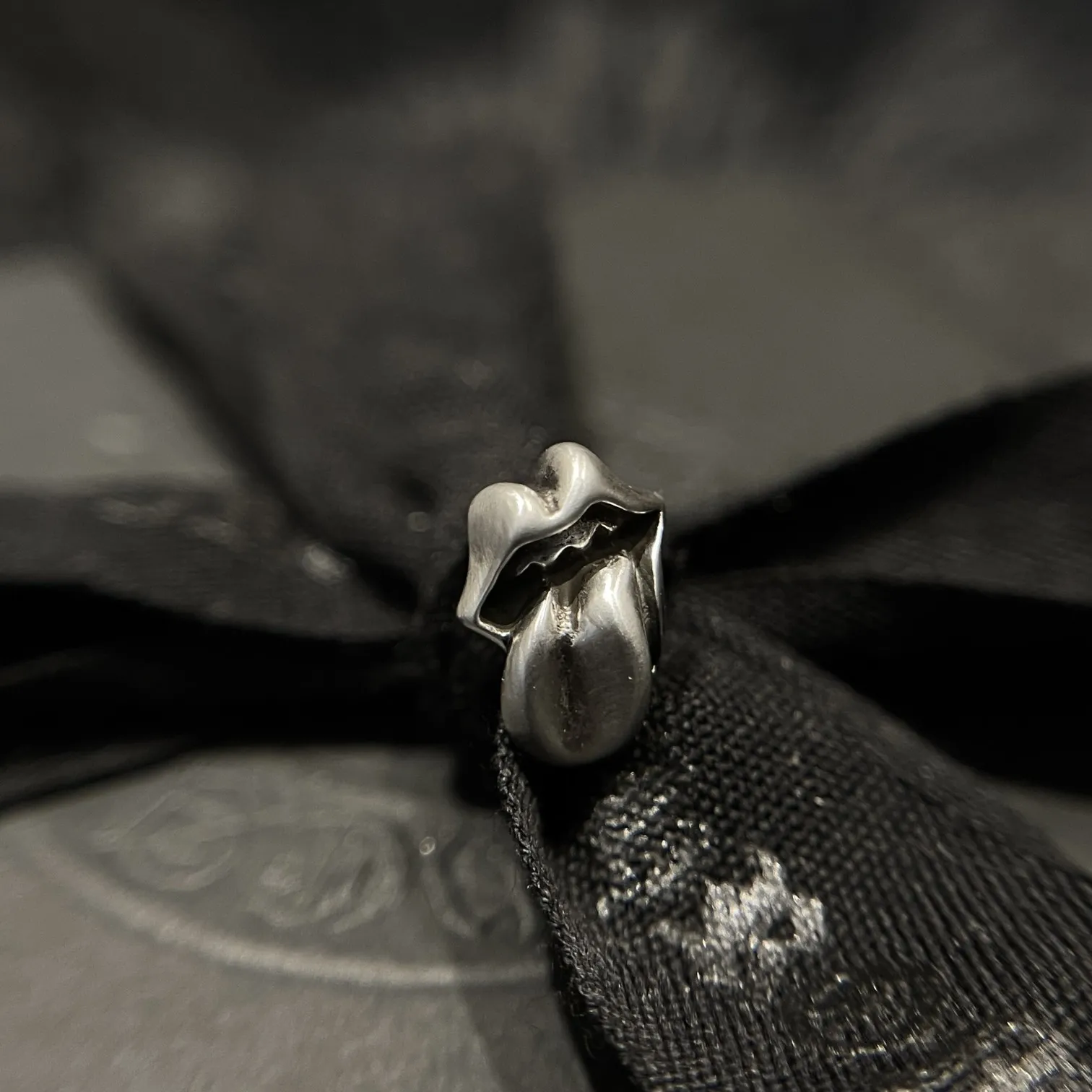 Chrome Hearts シルバー 舌出し唇イヤリング - 画像 (8)