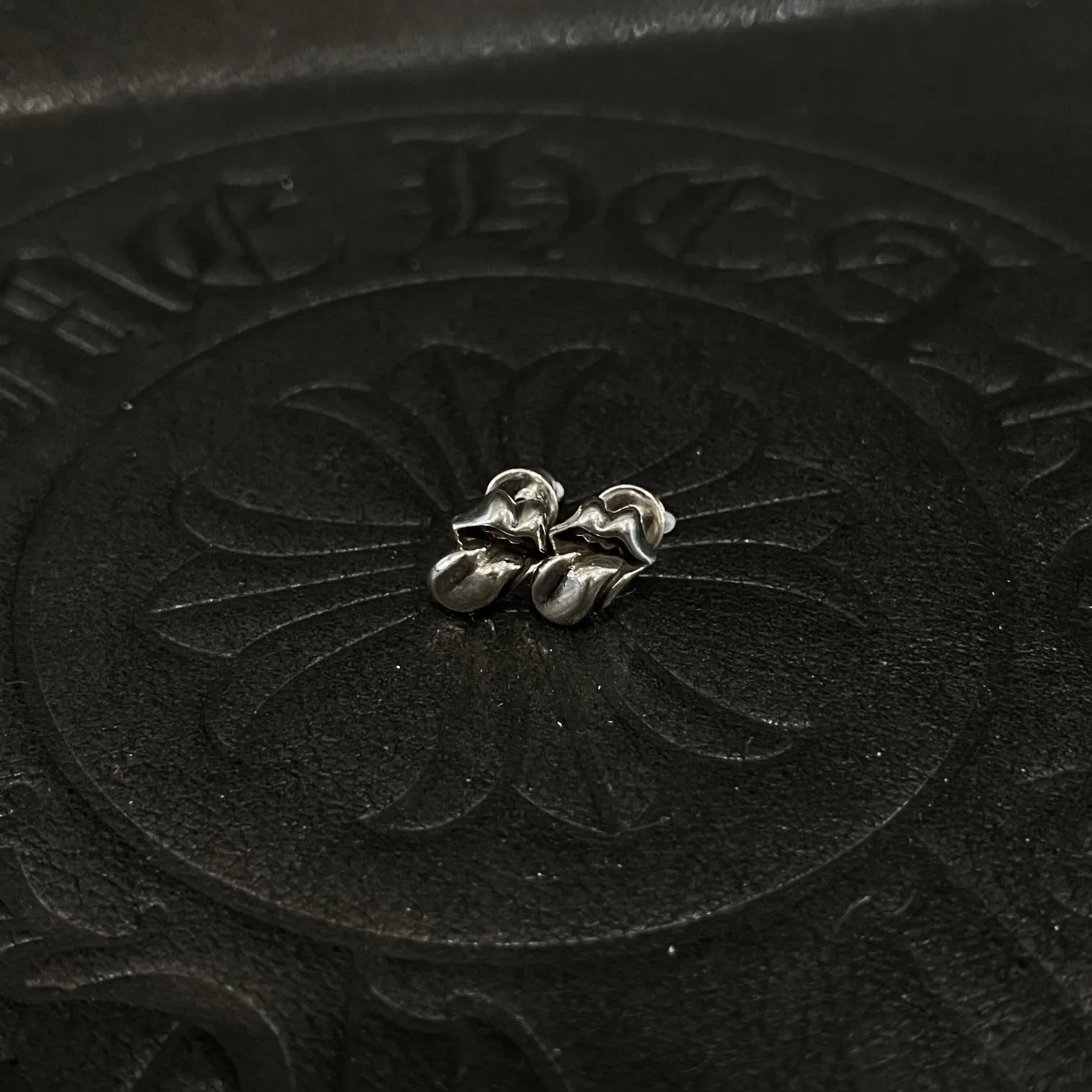 Chrome Hearts シルバー 舌出し唇イヤリング - 画像 (9)