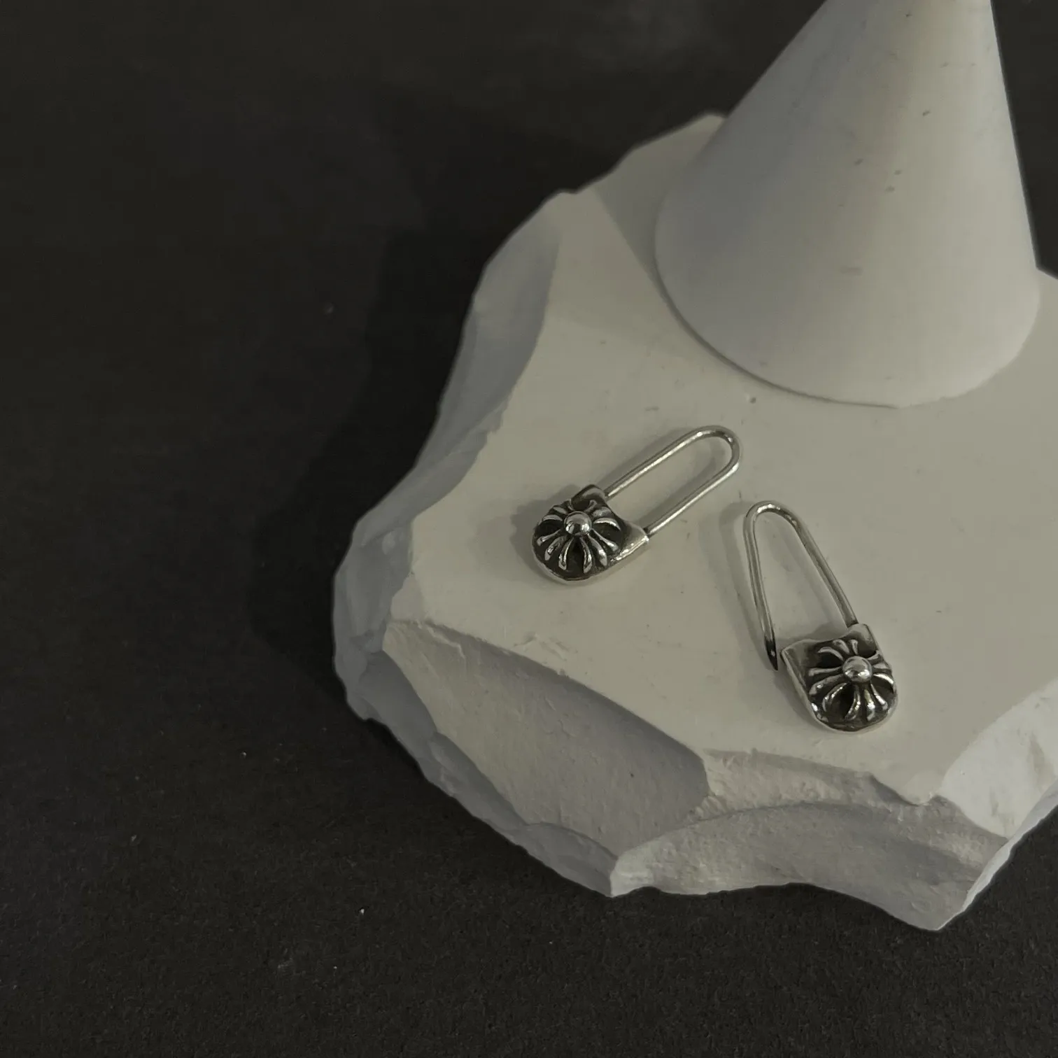 Chrome Hearts シルバー ミニピンイヤリング ブラック - 画像 (5)