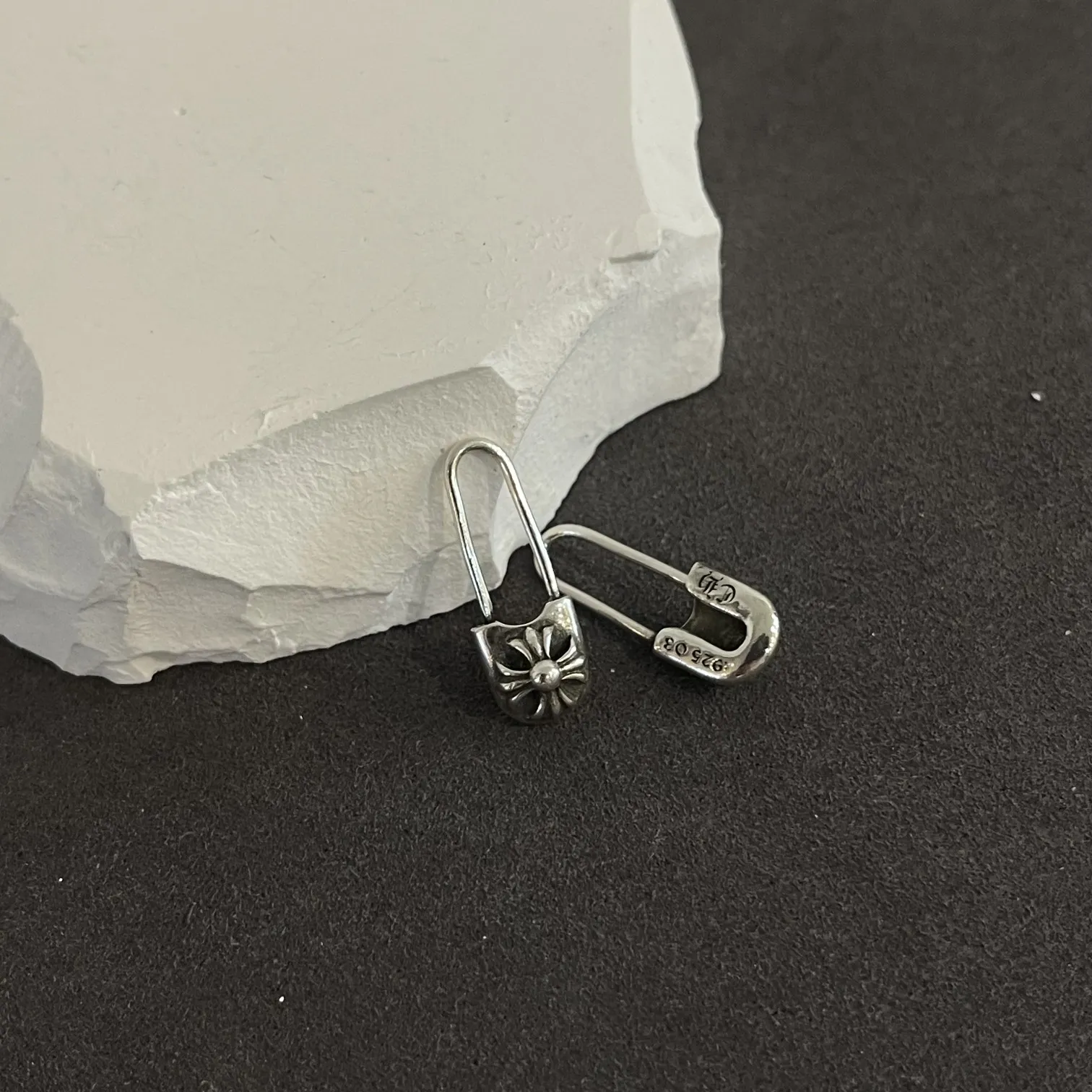 Chrome Hearts シルバー ミニピンイヤリング ブラック - 画像 (6)