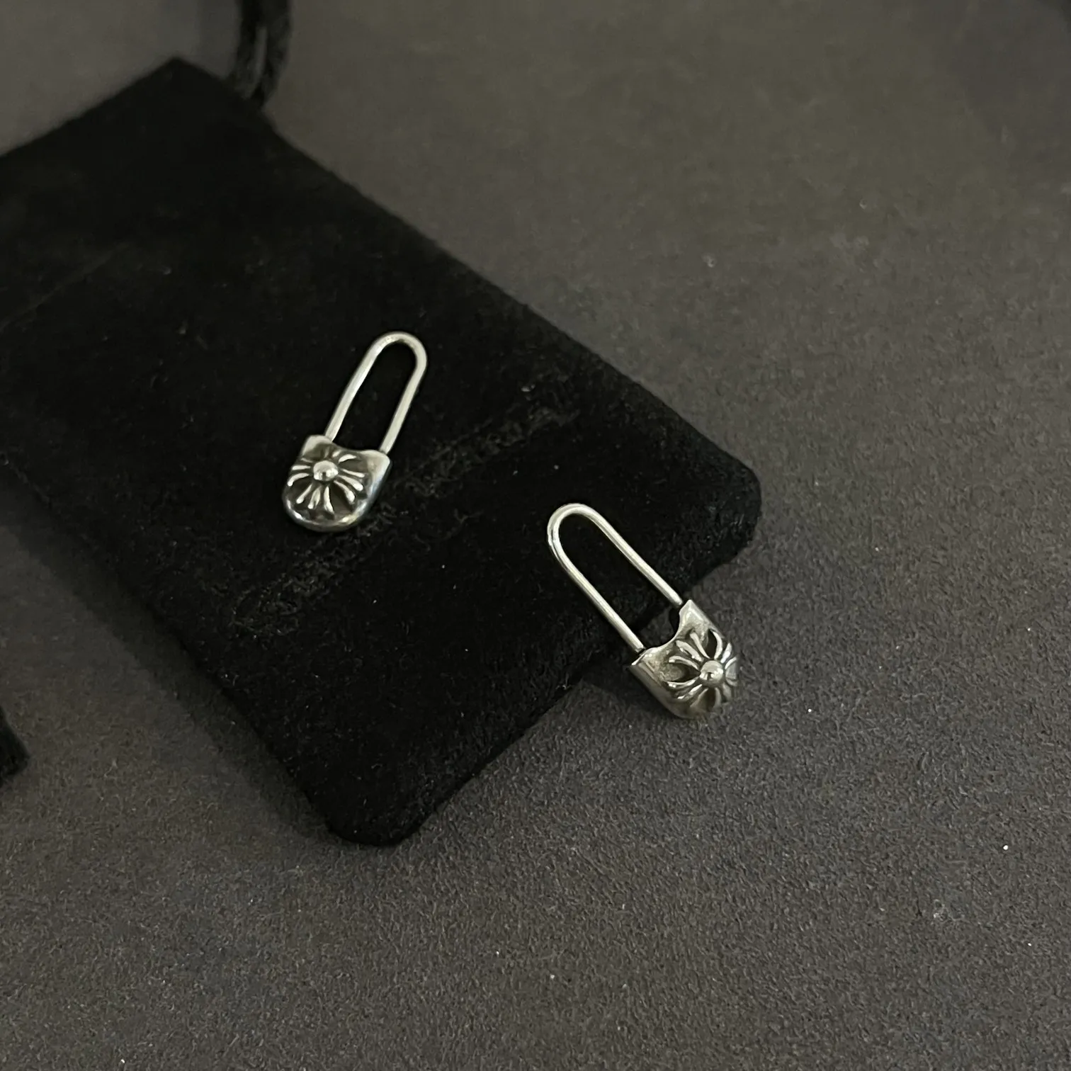 Chrome Hearts シルバー ミニピンイヤリング ブラック - 画像 (7)