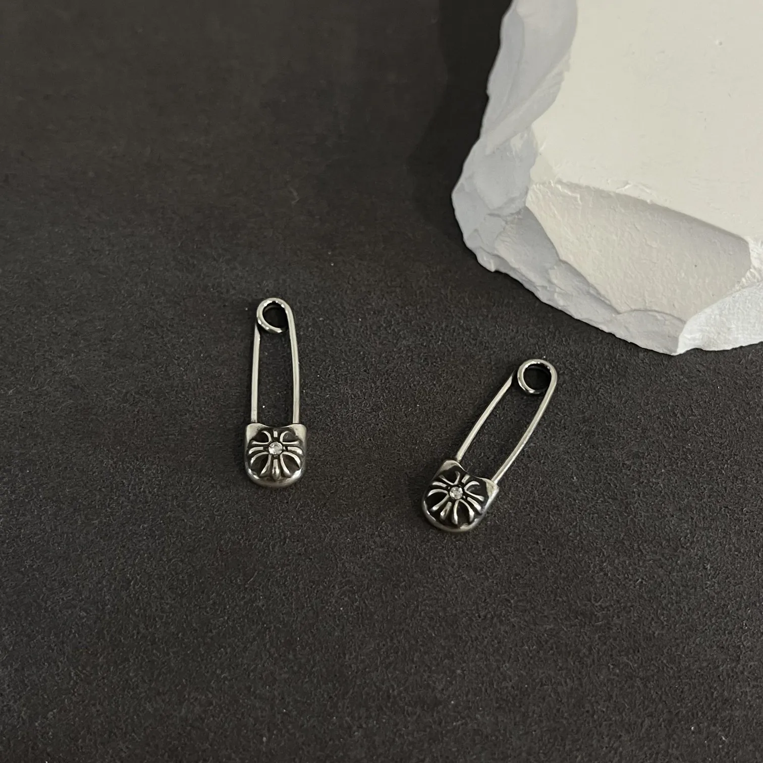 Chrome Hearts シルバー クロスデザイン ピン - 画像 (5)