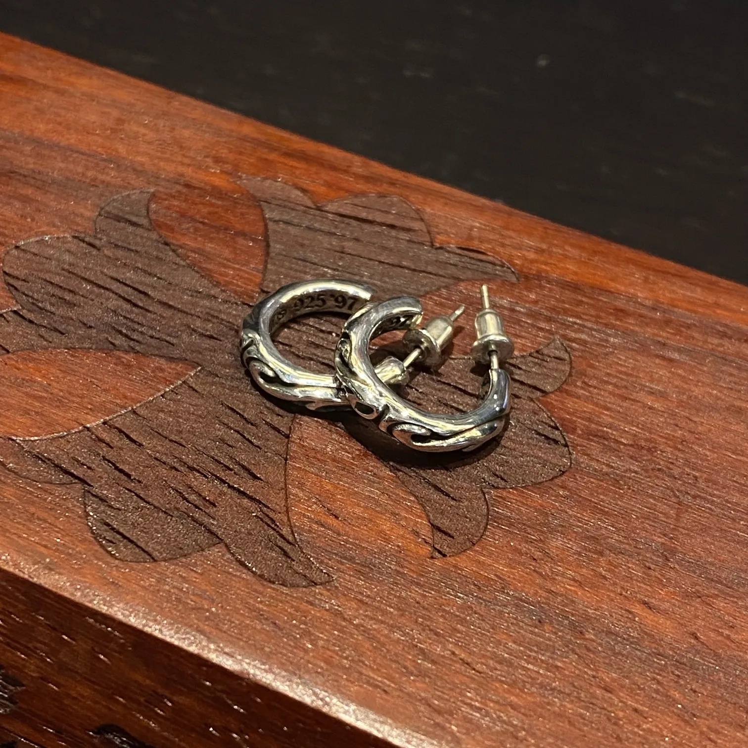 Chrome Hearts シルバー蔓藤半環イヤリング - 画像 (9)