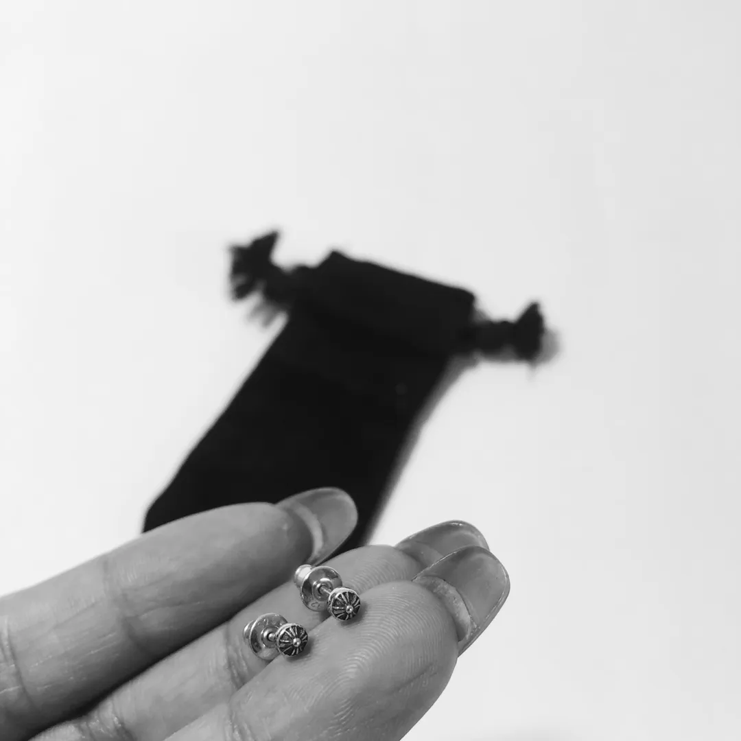 Chrome Hearts シルバー クロスボールミニイヤリング - 画像 (3)