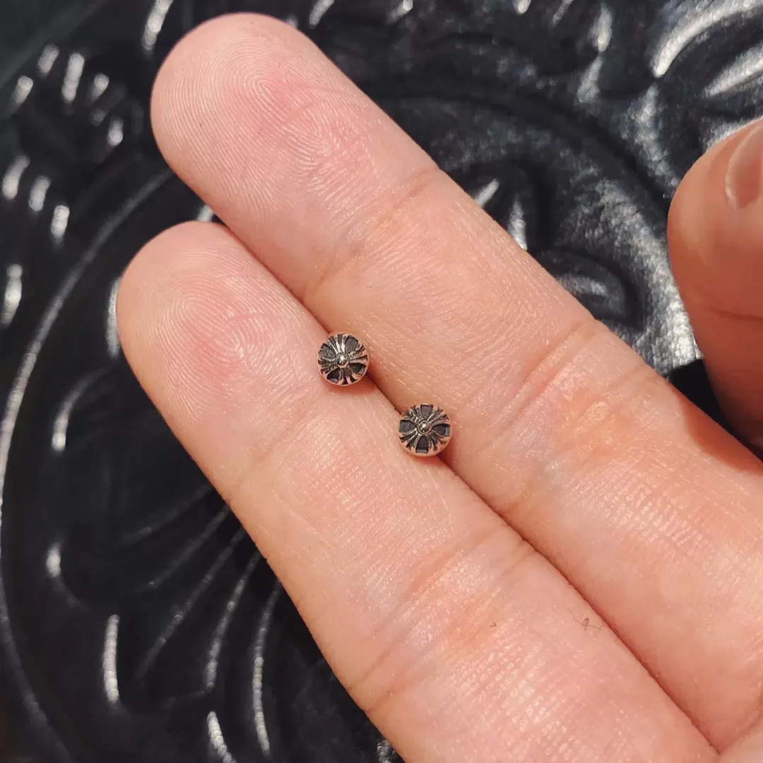 Chrome Hearts シルバー クロスボールミニイヤリング - 画像 (4)