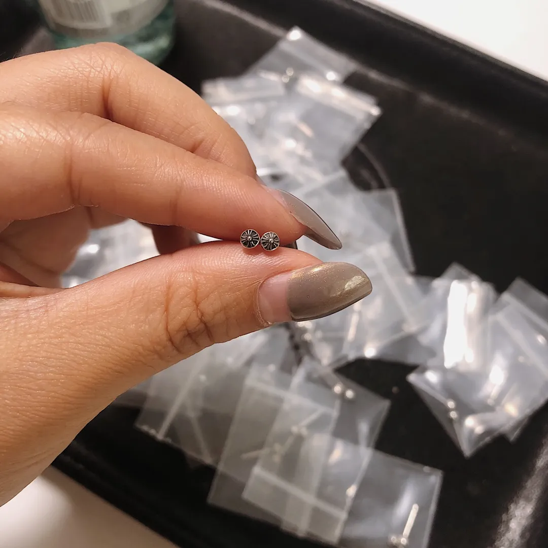 Chrome Hearts シルバー クロスボールミニイヤリング - 画像 (6)