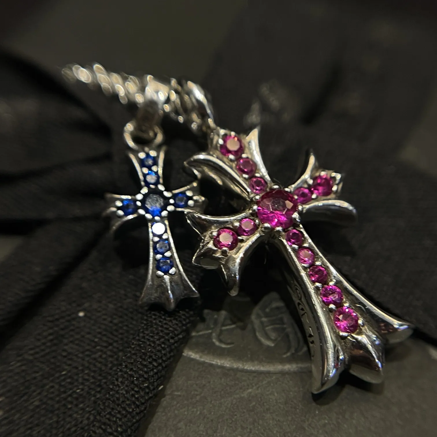 Chrome Hearts レッドブルー クロスネックレス - 画像 (5)