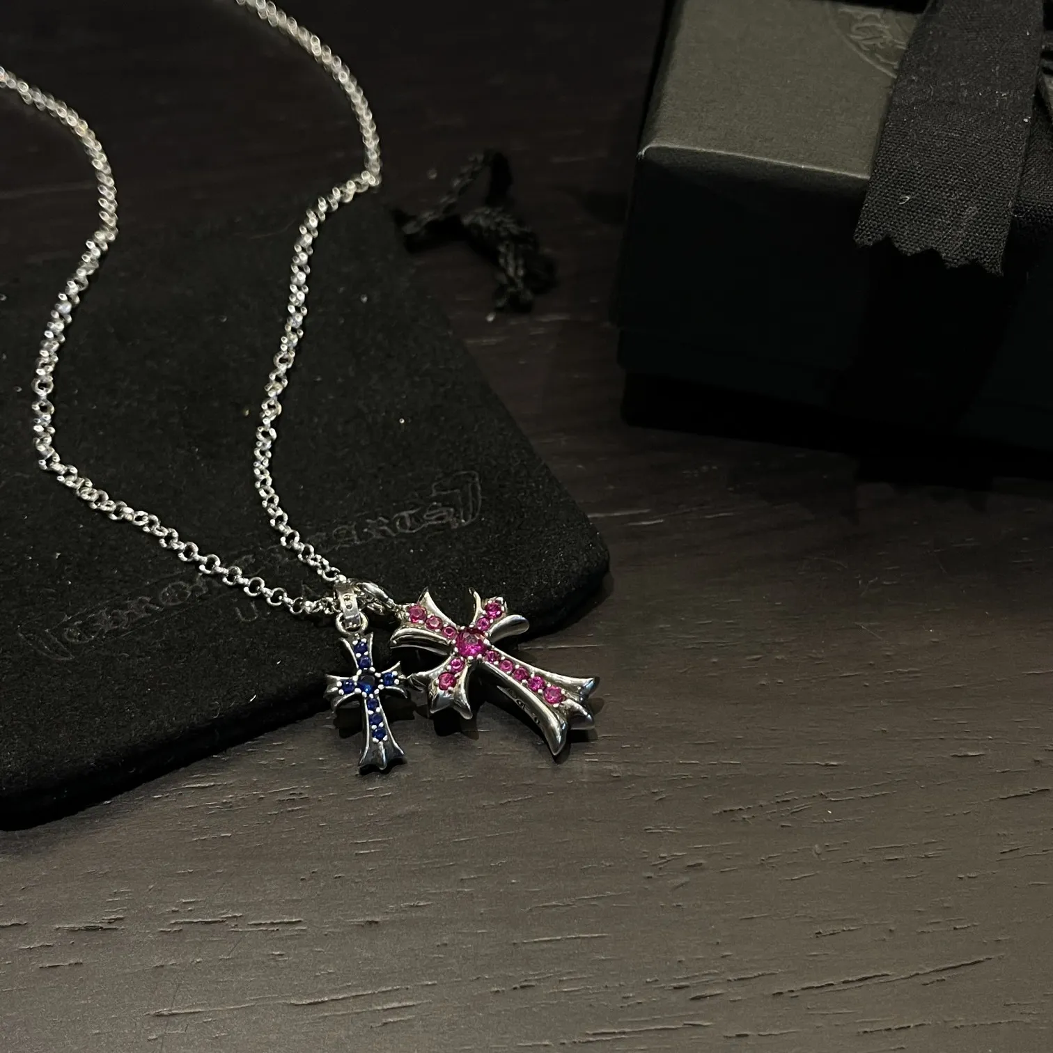 Chrome Hearts レッドブルー クロスネックレス - 画像 (6)