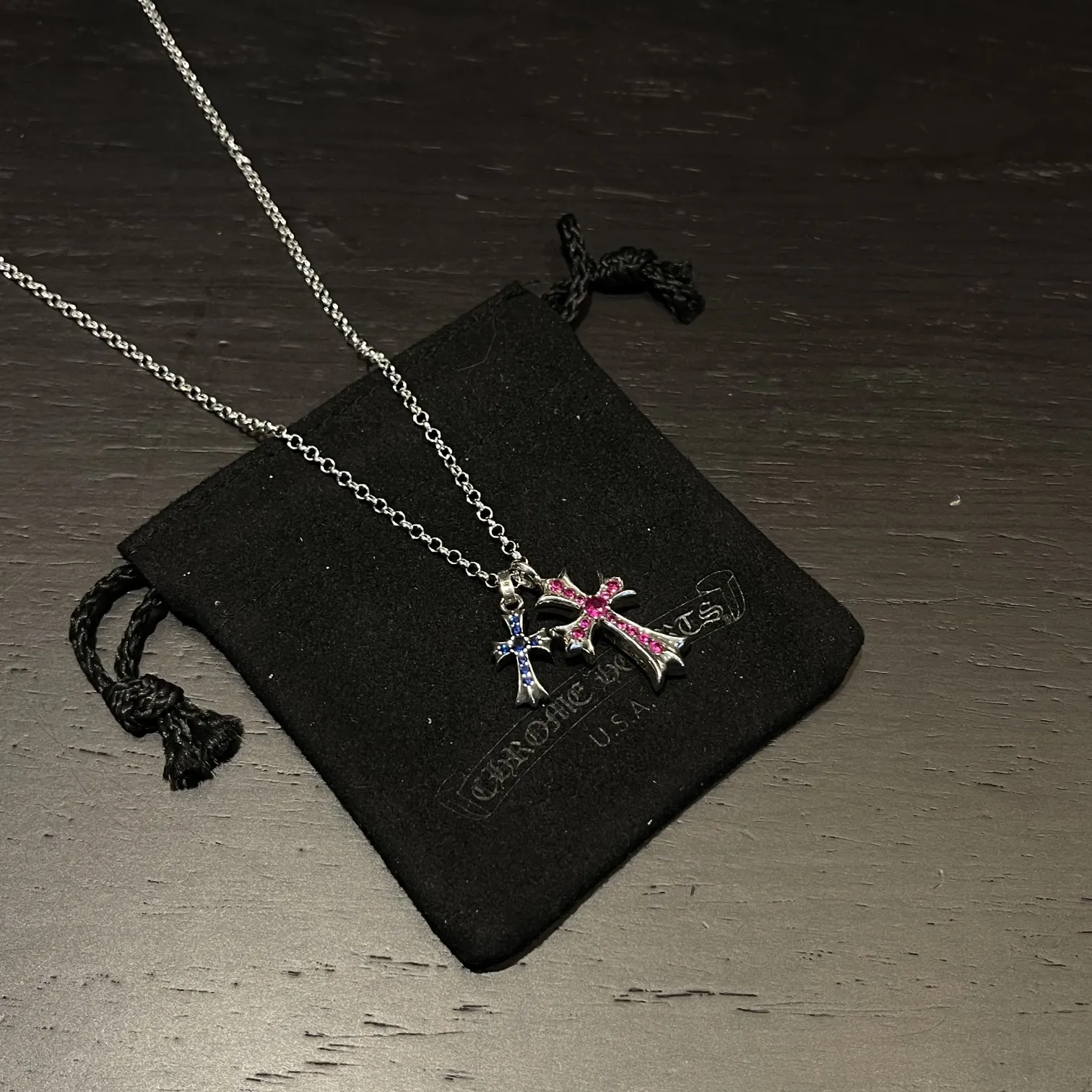 Chrome Hearts レッドブルー クロスネックレス - 画像 (7)