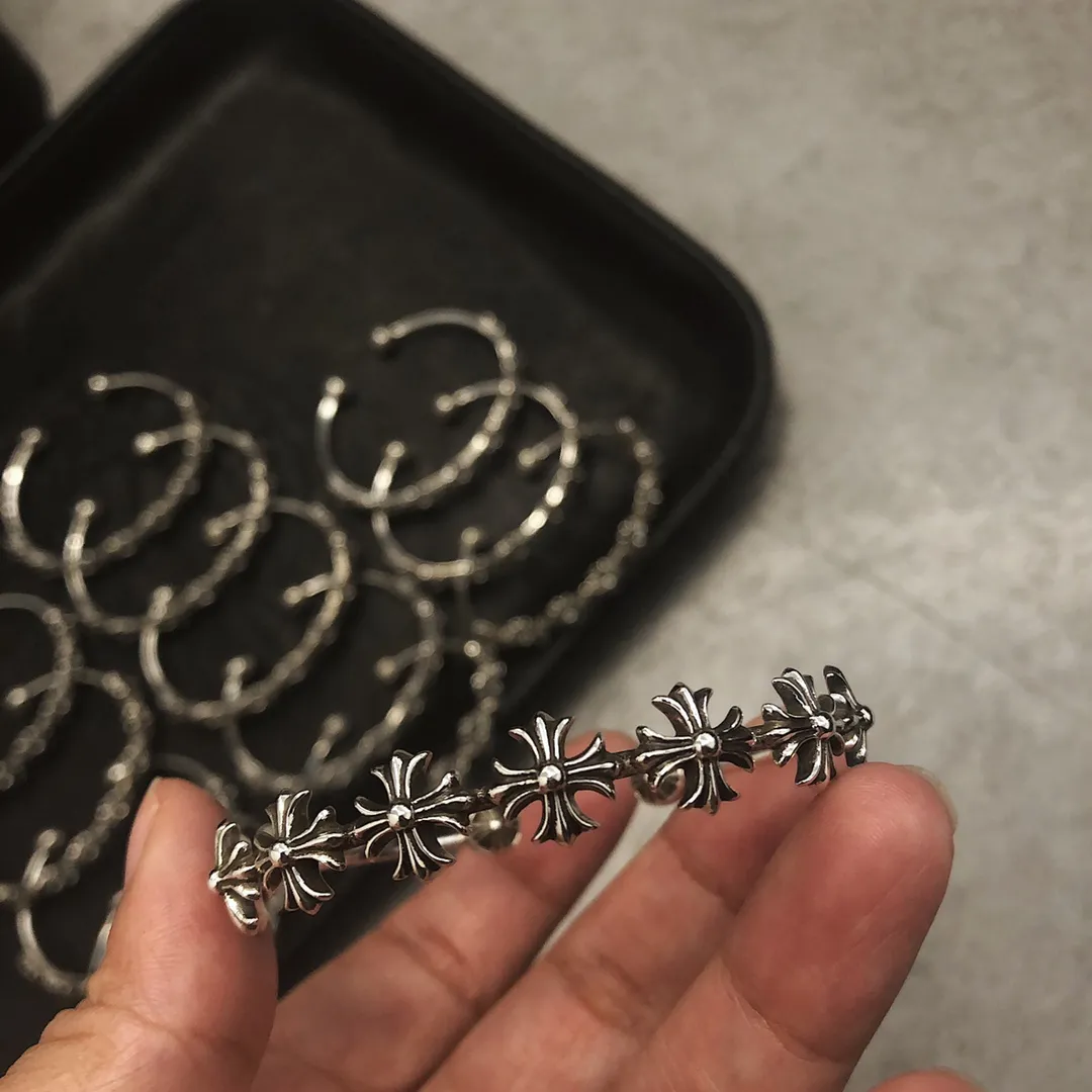 Chrome Hearts ブラック十字花手錠 - 画像 (5)