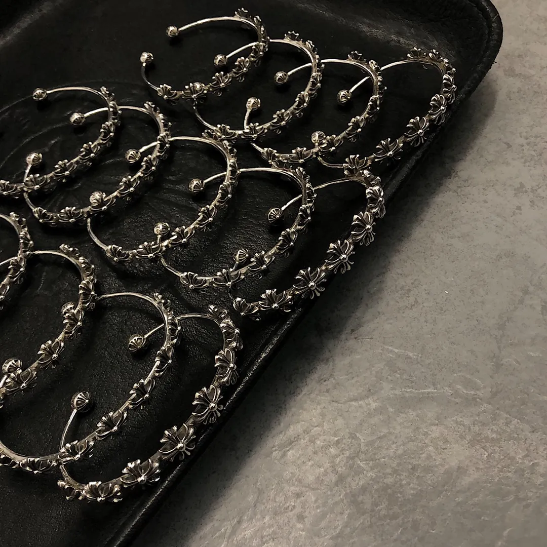 Chrome Hearts ブラック十字花手錠 - 画像 (7)