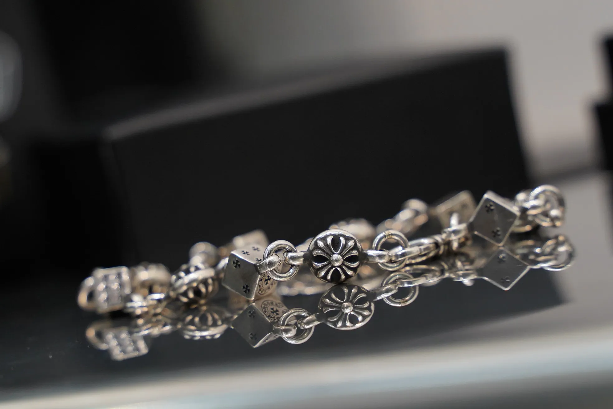 クロムハーツ シルバー ダイスクロスブレスレット - 画像 (5)