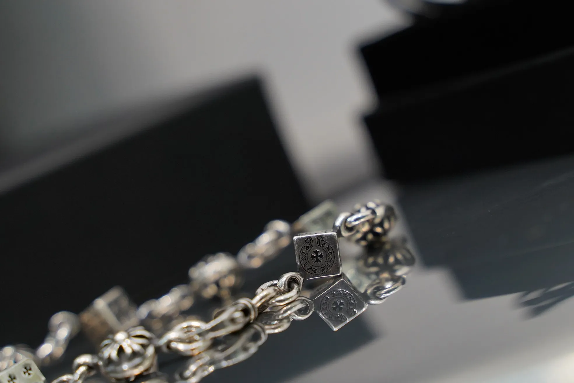 クロムハーツ シルバー ダイスクロスブレスレット - 画像 (8)