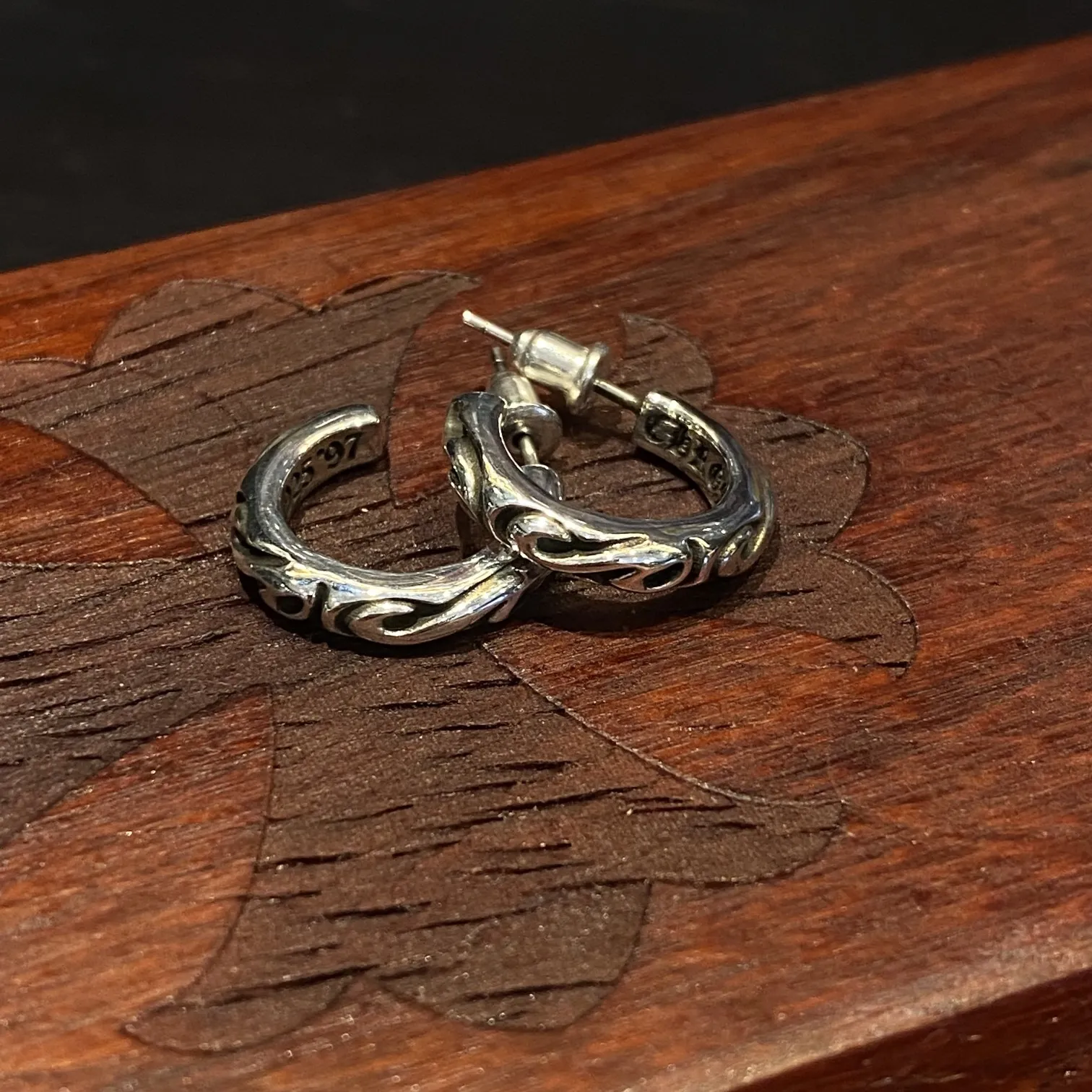 Chrome Hearts シルバーヴァインハーフリングイヤリング - 画像 (8)