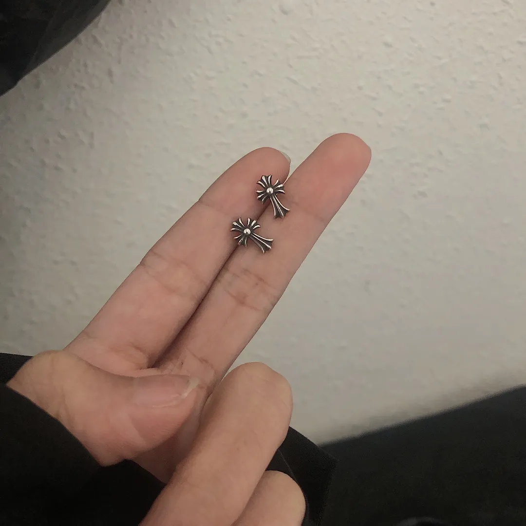 Chrome Hearts ブラッククロスイヤリング - 画像 (3)