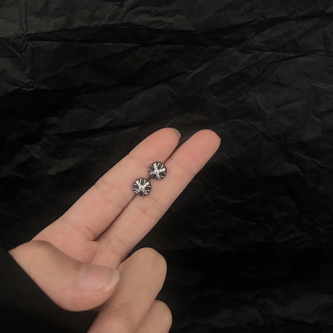 Chrome Hearts ブラッククロスイヤリング - 画像 (8)