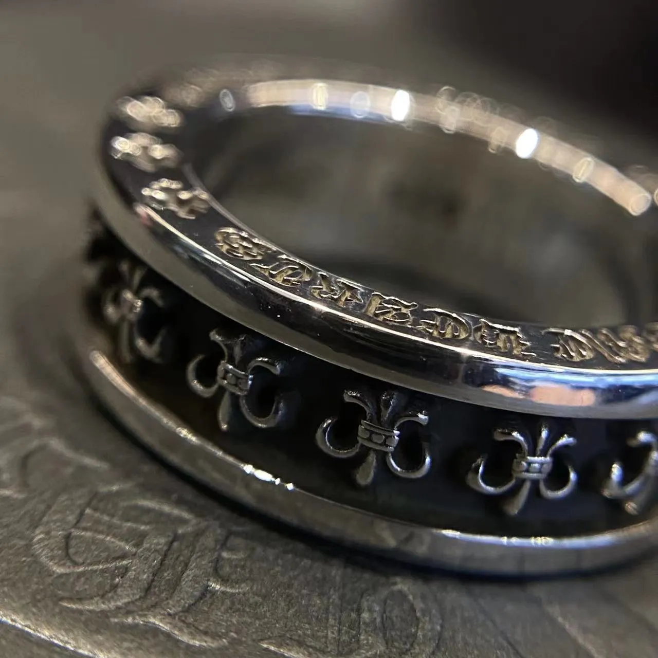 Chrome Hearts ブラックミリタリーフラワーミニプラスリング - 画像 (5)