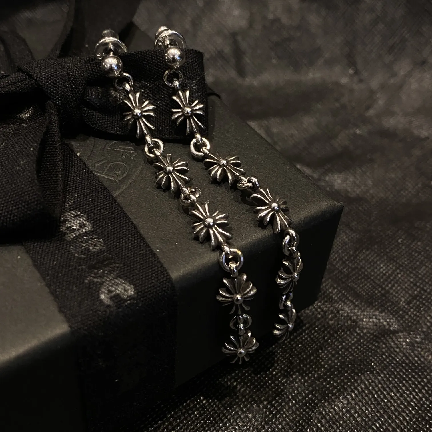 Chrome Hearts シルバー クロスフラワーイヤリング - 画像 (6)