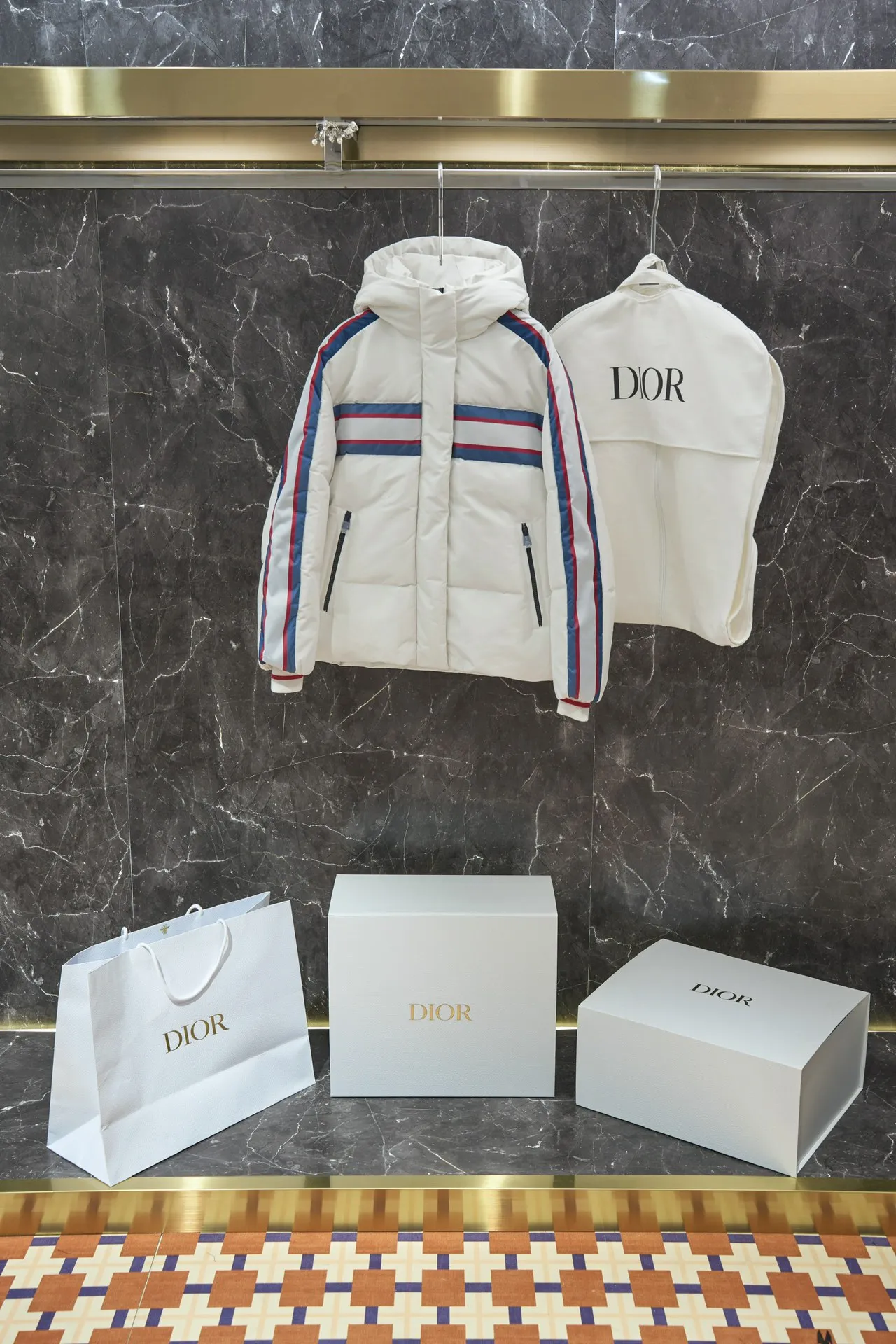 Dior ホワイト 連帽付きダウンジャケット