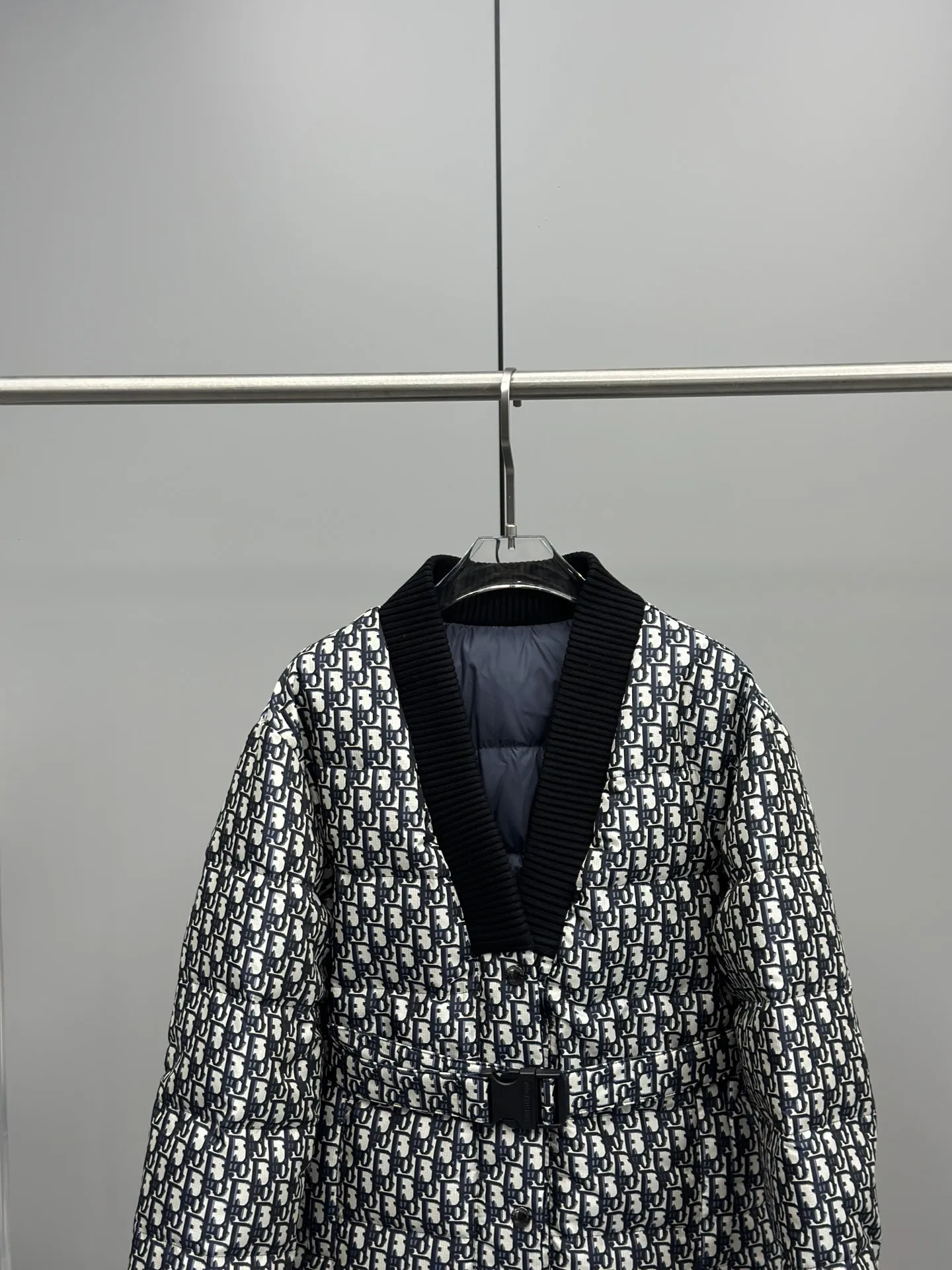 Dior 紺色Vネックダウンジャケット - 画像 (3)