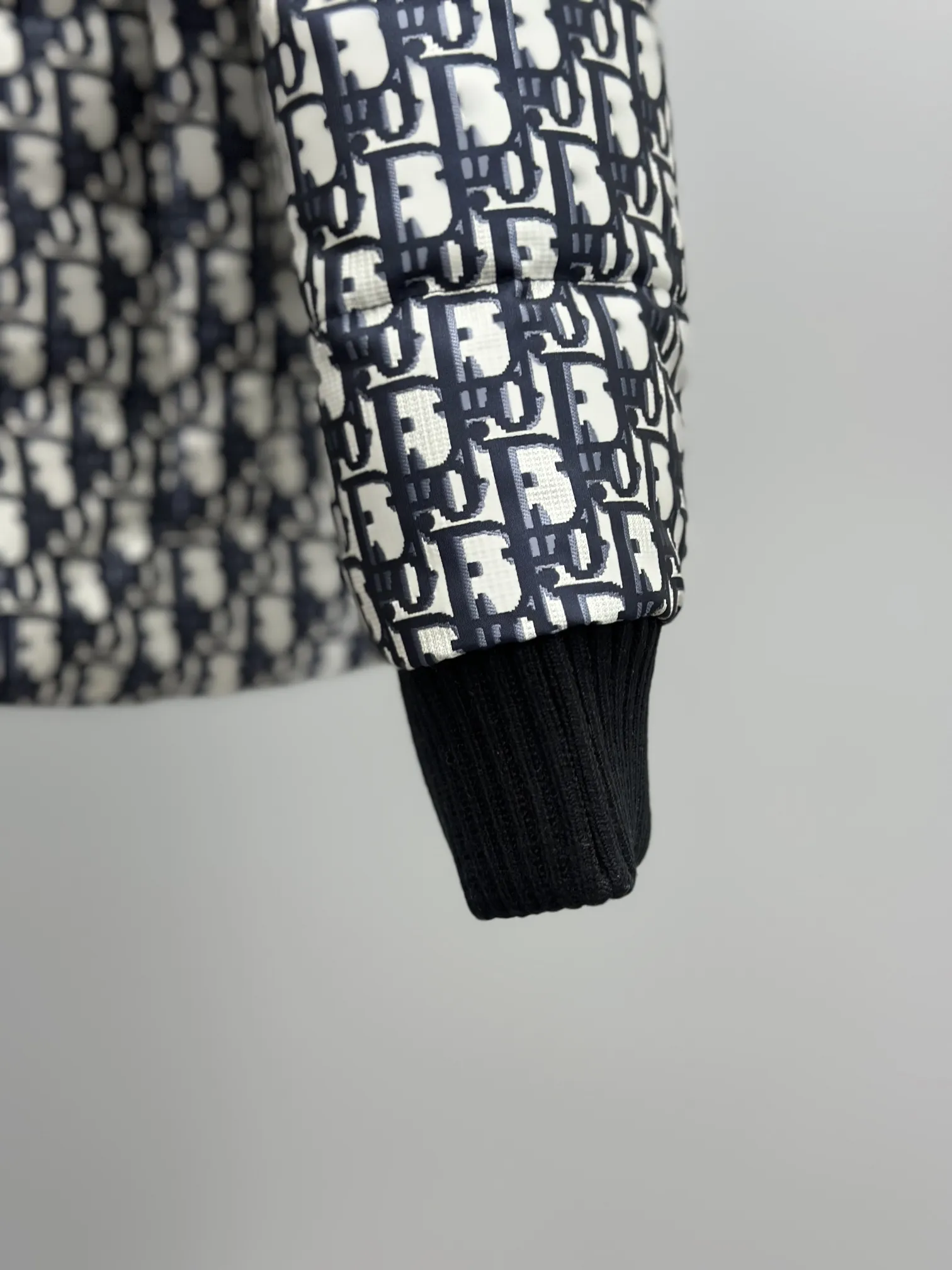 Dior 紺色Vネックダウンジャケット - 画像 (8)