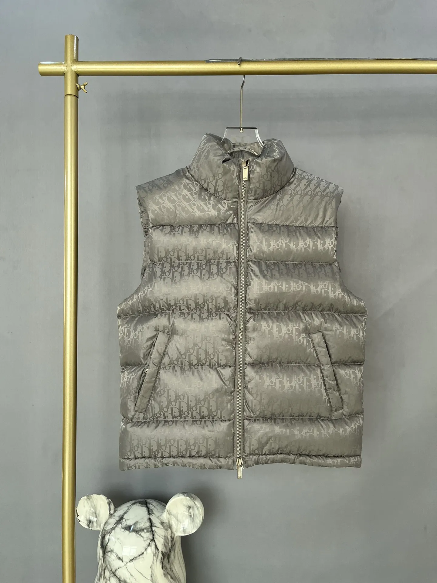 Dior シルバー ダークエンボスダウンベスト - 画像 (5)
