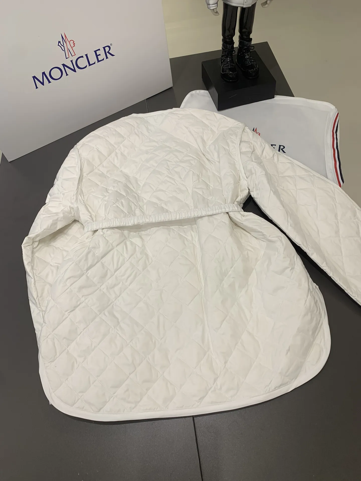 Moncler Corinto 白 ギンガムチェックの薄手ダウンジャケット - 画像 (6)