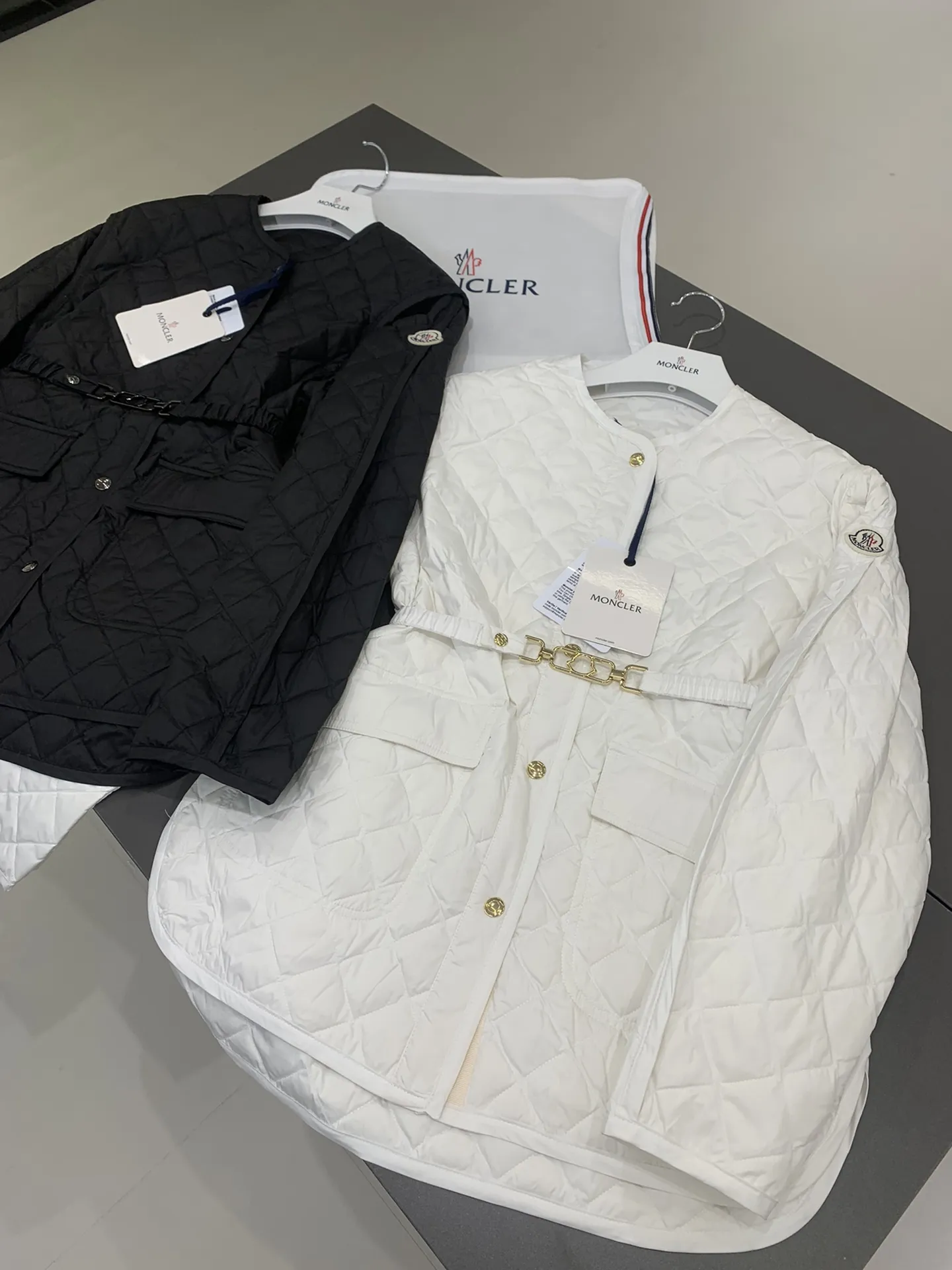 Moncler新作ギンガムチェックの女性用ダウンジャケット黒白