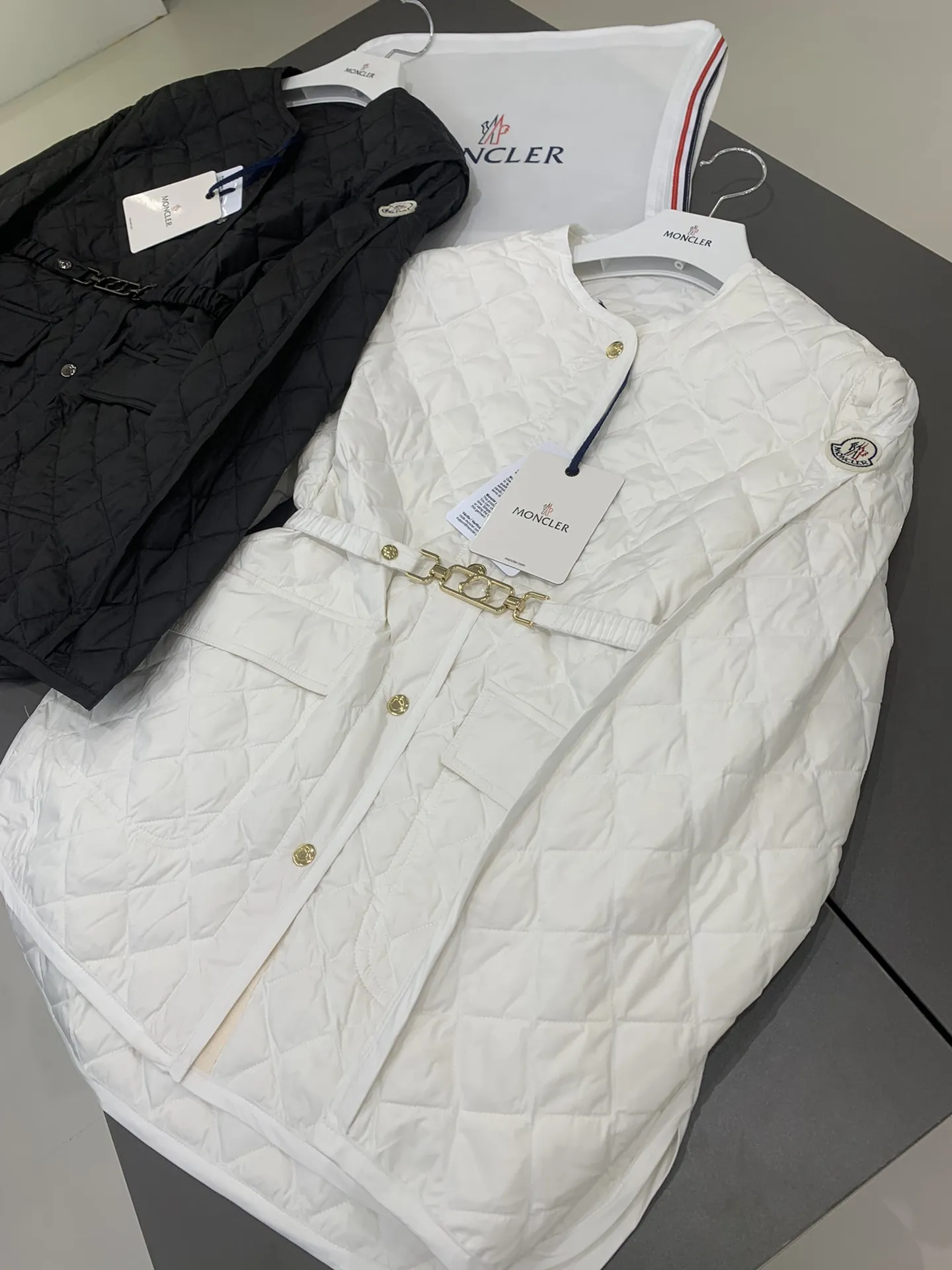 Moncler新作ギンガムチェックの女性用ダウンジャケット黒白 - 画像 (3)