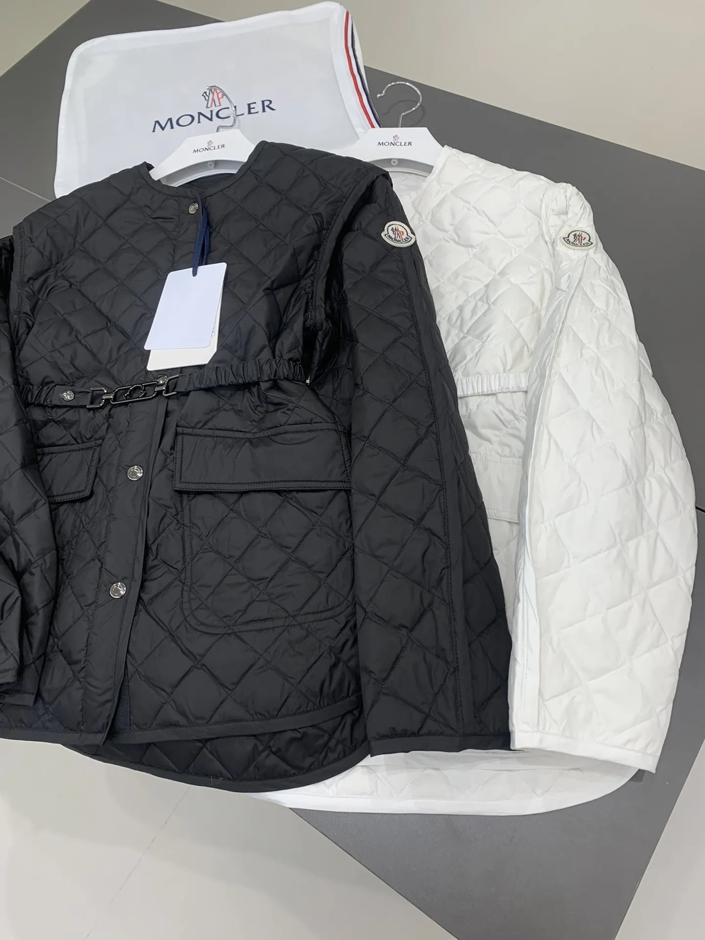 Moncler新作ギンガムチェックの女性用ダウンジャケット黒白 - 画像 (4)