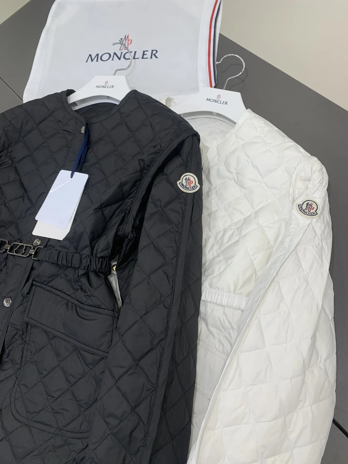 Moncler新作ギンガムチェックの女性用ダウンジャケット黒白 - 画像 (5)