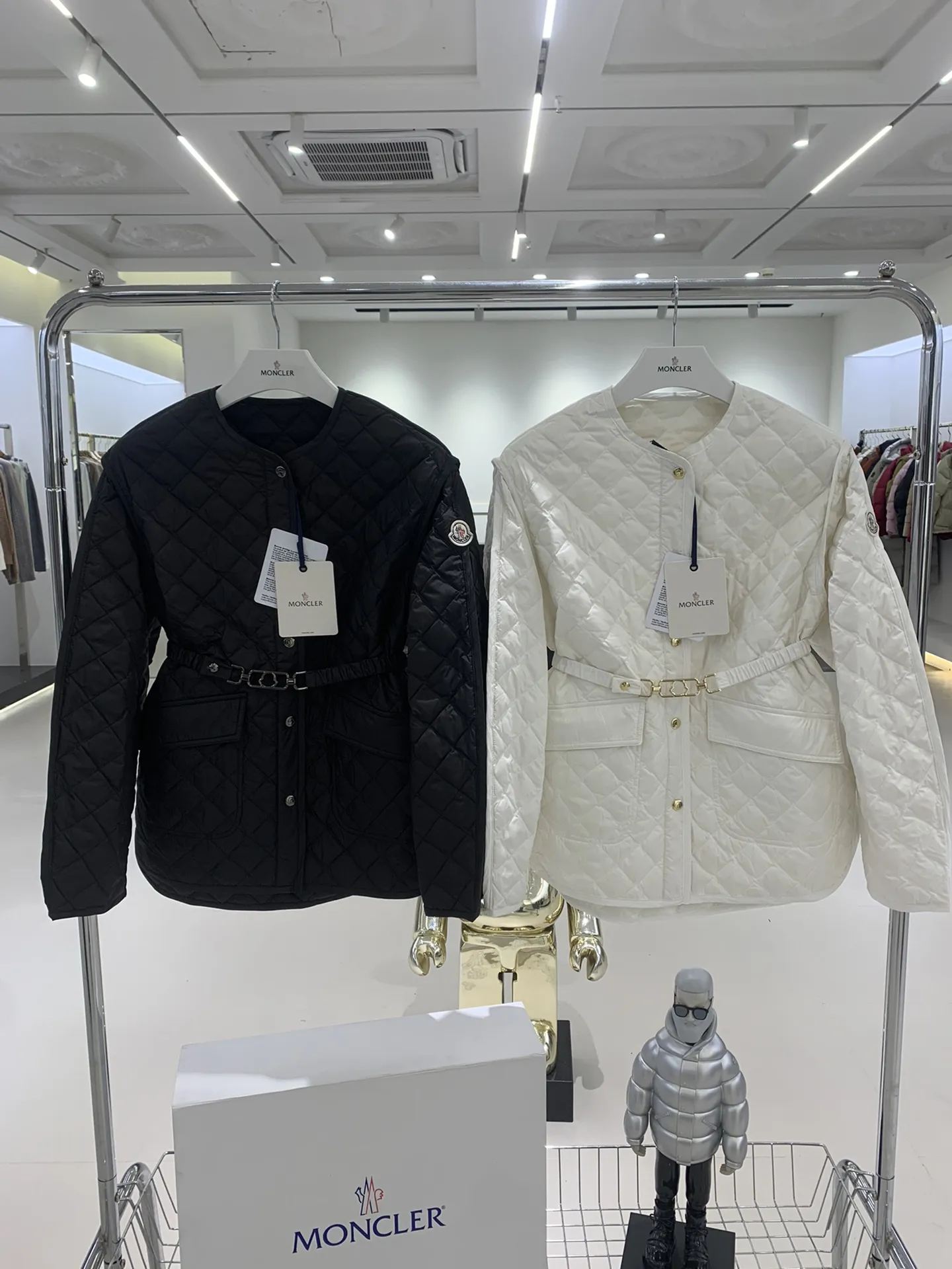 Moncler新作ギンガムチェックの女性用ダウンジャケット黒白 - 画像 (6)