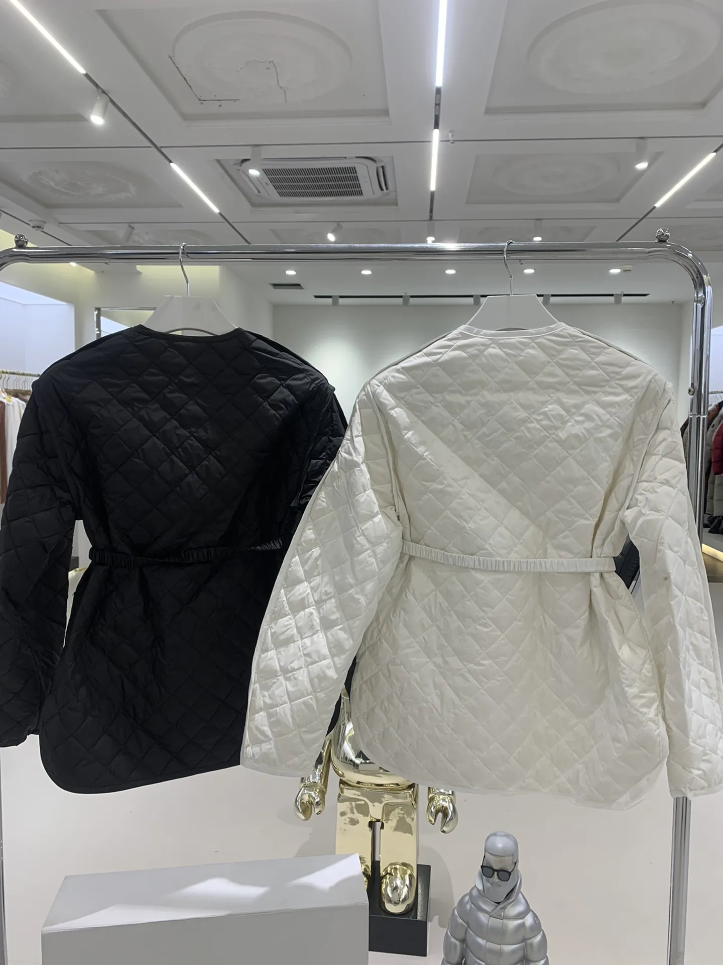 Moncler新作ギンガムチェックの女性用ダウンジャケット黒白 - 画像 (10)