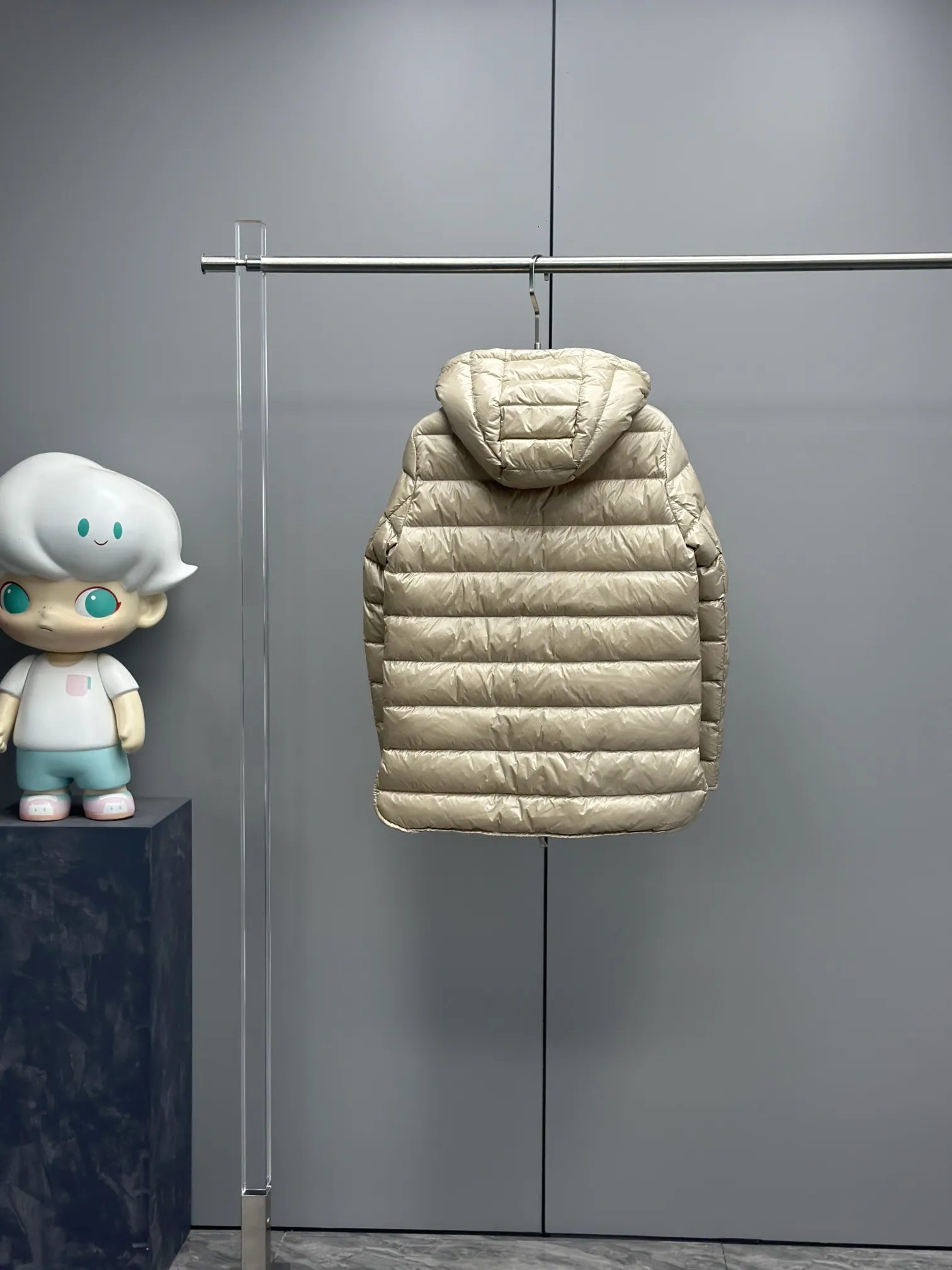 Moncler Argenno 女性軽量ベルト付きダウンコート シャンパン色 - 画像 (3)