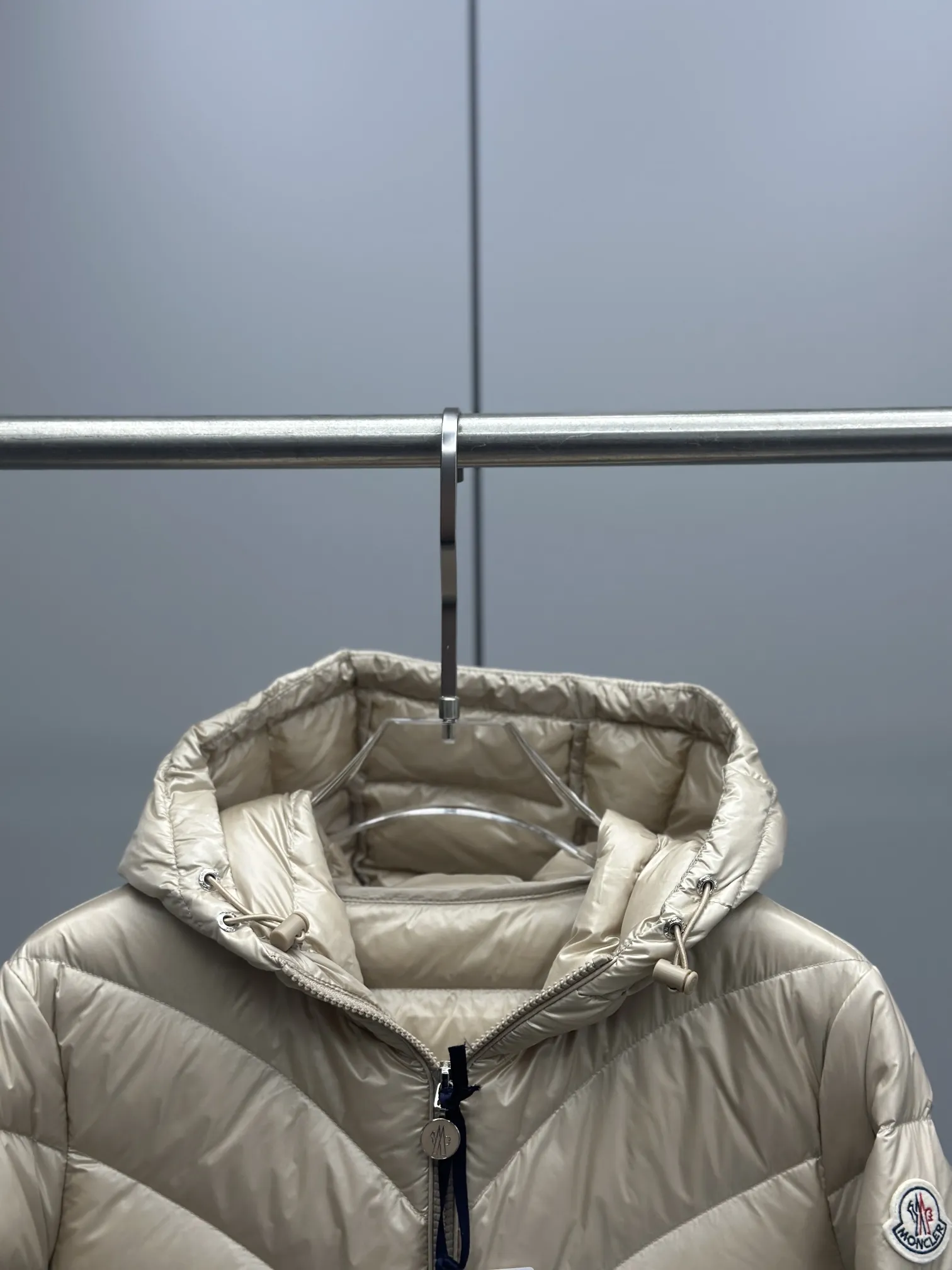 Moncler Argenno 女性軽量ベルト付きダウンコート シャンパン色 - 画像 (4)