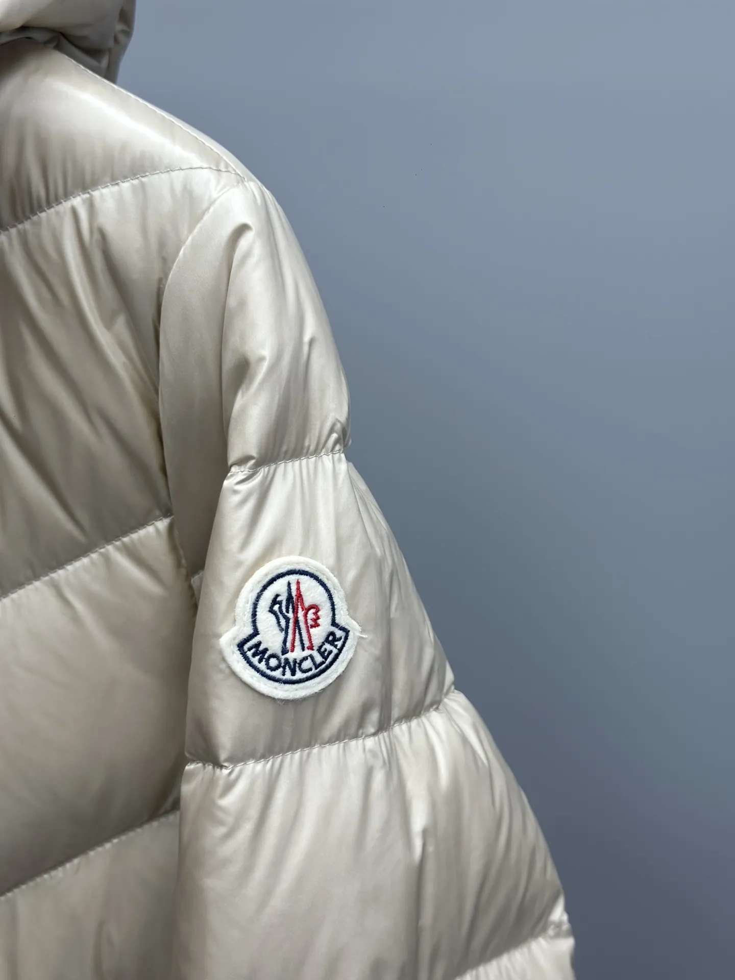 Moncler Argenno 女性軽量ベルト付きダウンコート シャンパン色 - 画像 (6)