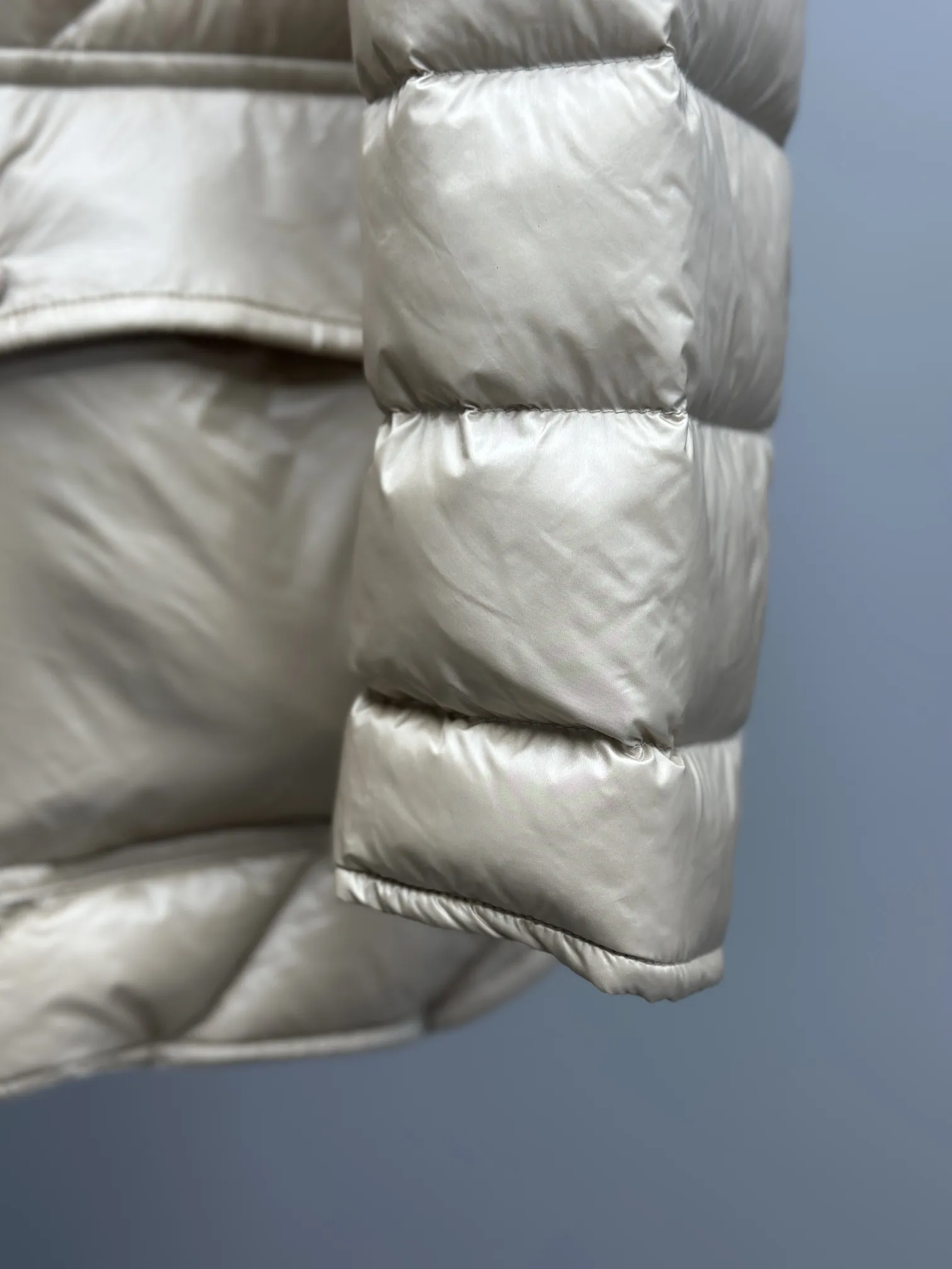 Moncler Argenno 女性軽量ベルト付きダウンコート シャンパン色 - 画像 (7)