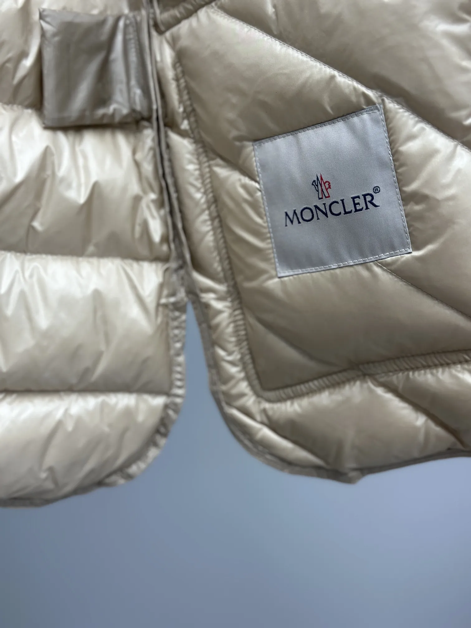 Moncler Argenno 女性軽量ベルト付きダウンコート シャンパン色 - 画像 (8)
