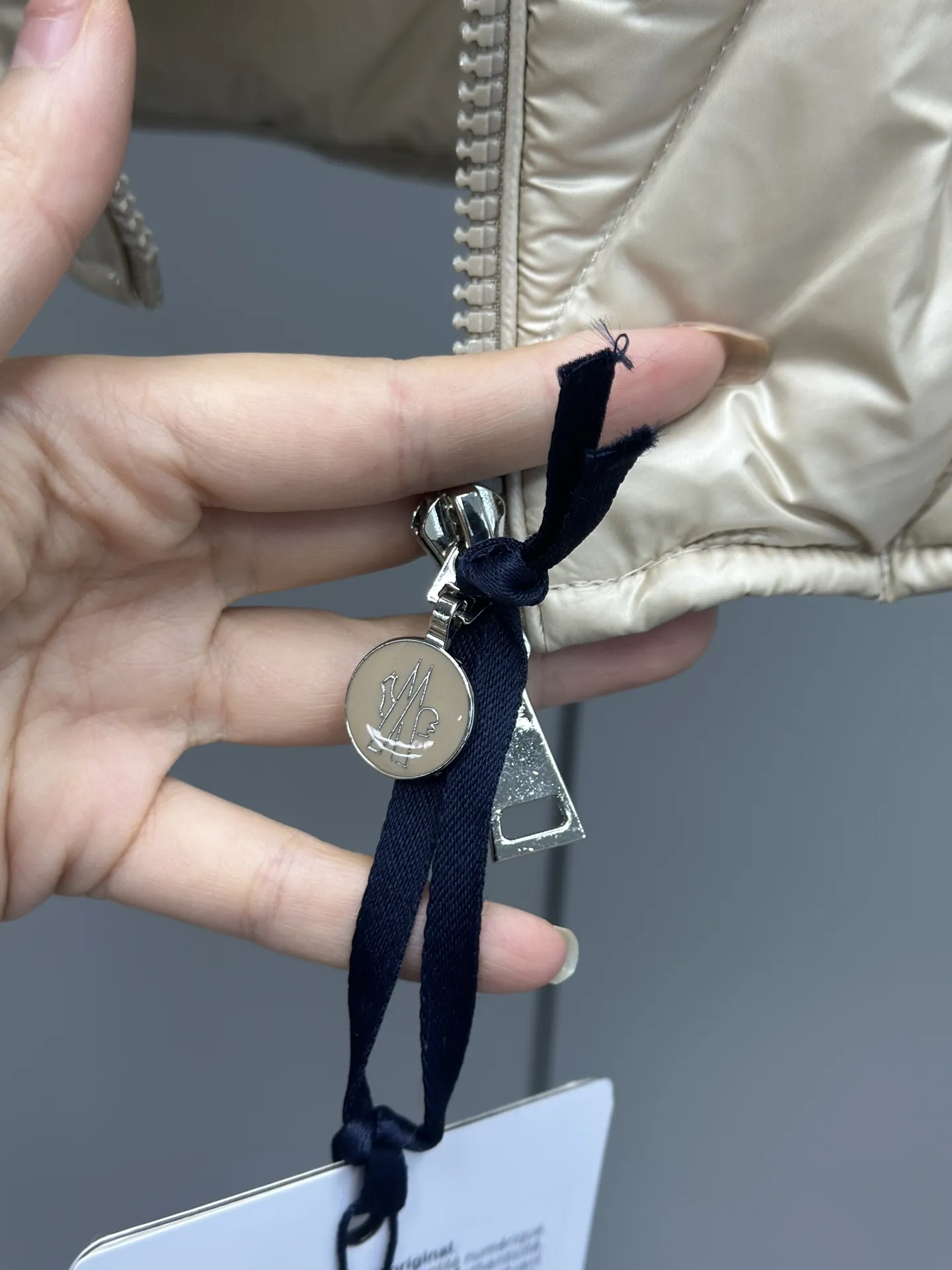 Moncler Argenno 女性軽量ベルト付きダウンコート シャンパン色 - 画像 (9)